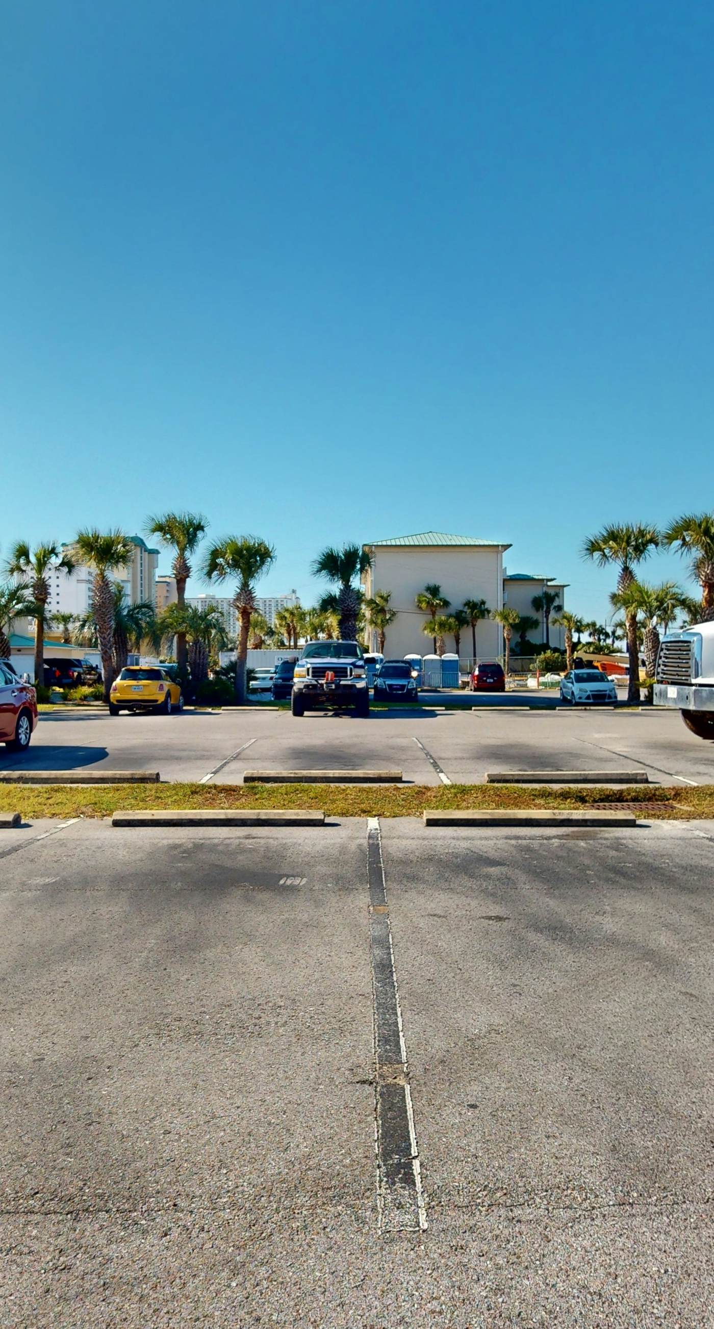 4th floor cozy condo w/multiple pools, splash pad, and on-site restaurant