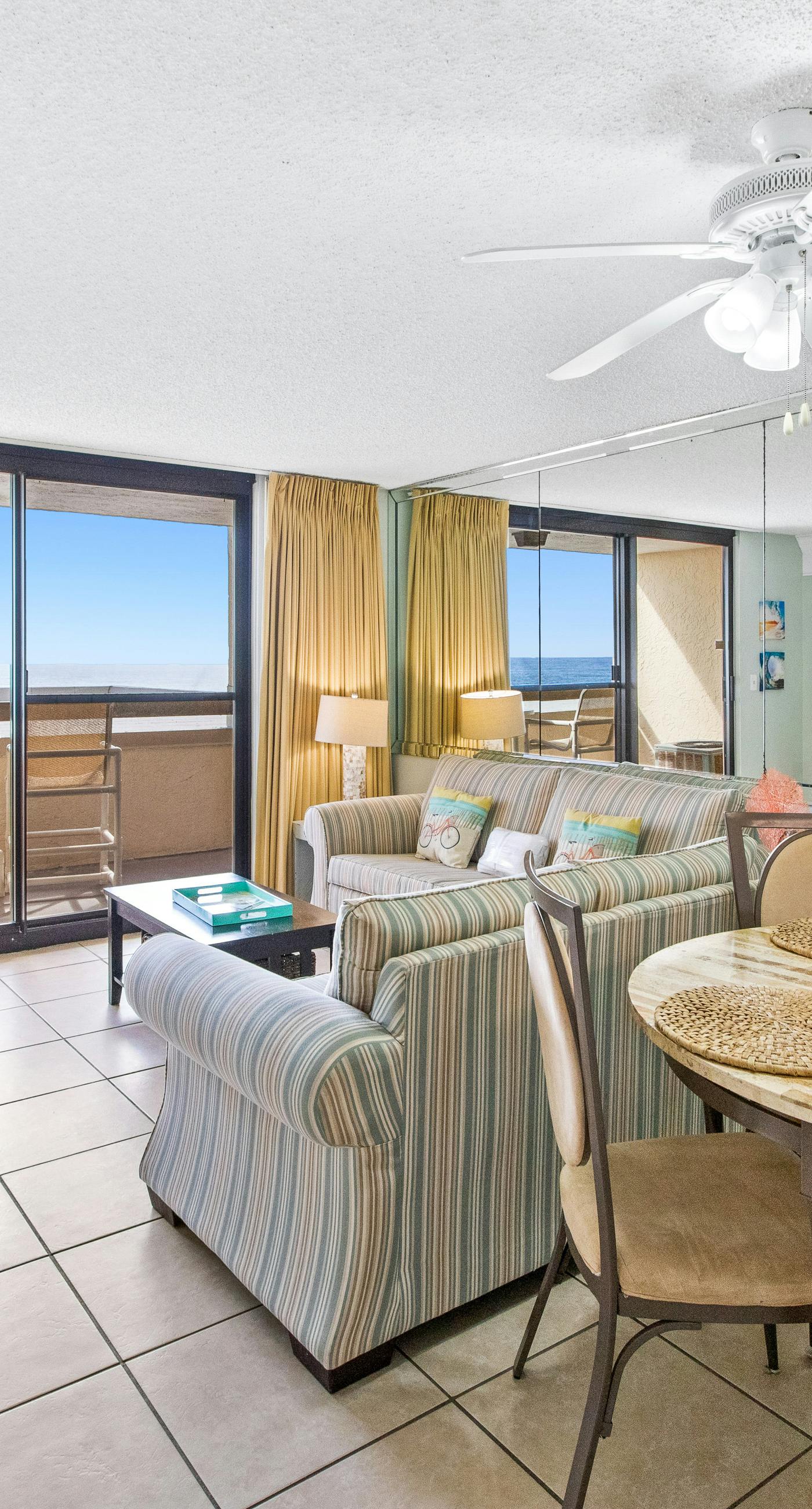 Gorgeous condo w/on-site pool & splash pad - near shops and dining