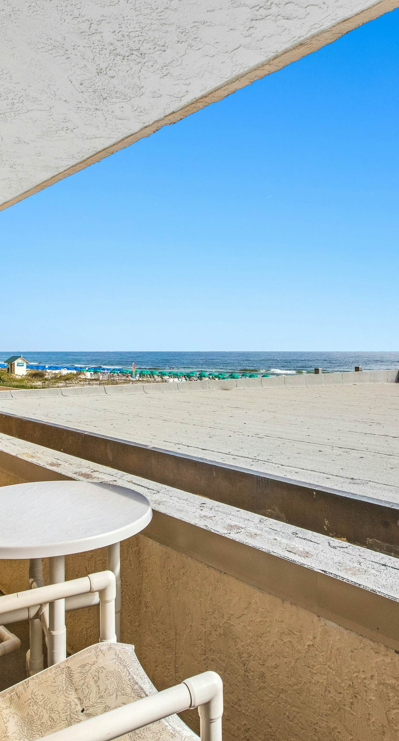 Gorgeous condo w/on-site pool & splash pad - near shops and dining