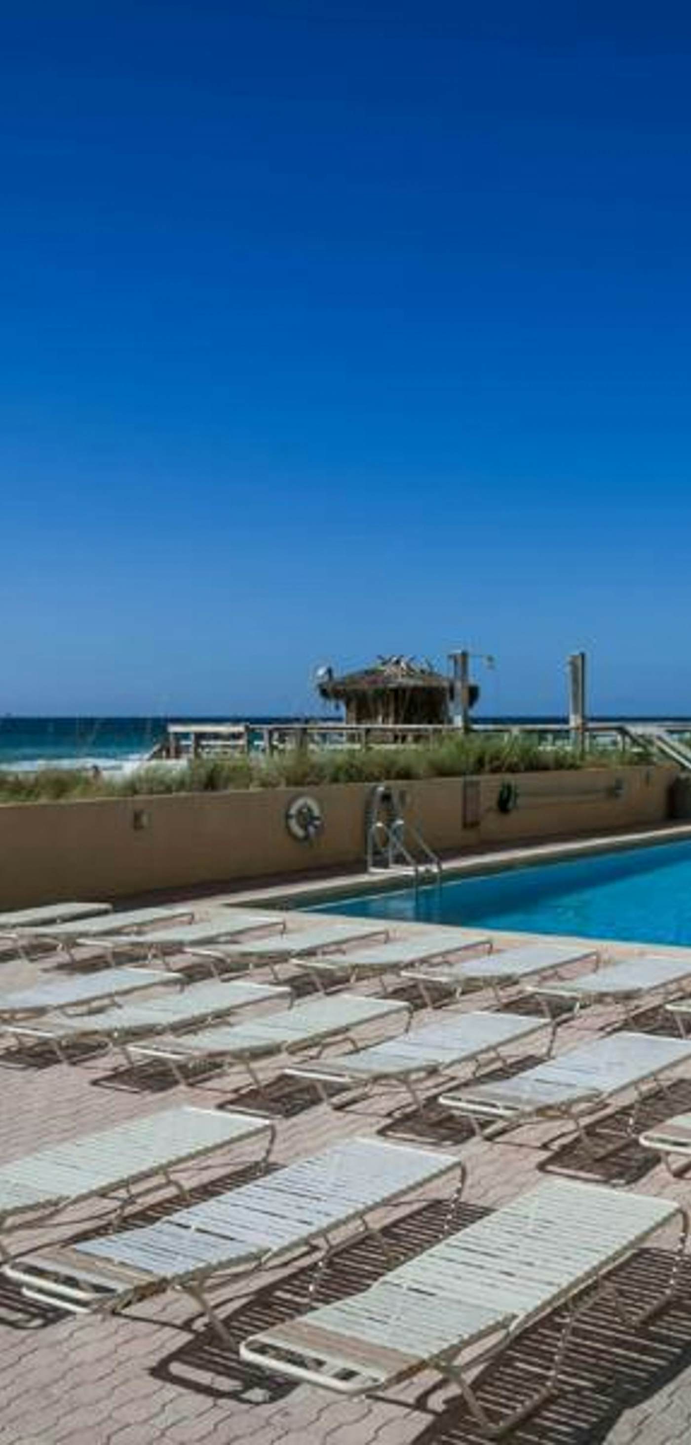 Gorgeous condo w/on-site pool & splash pad - near shops and dining