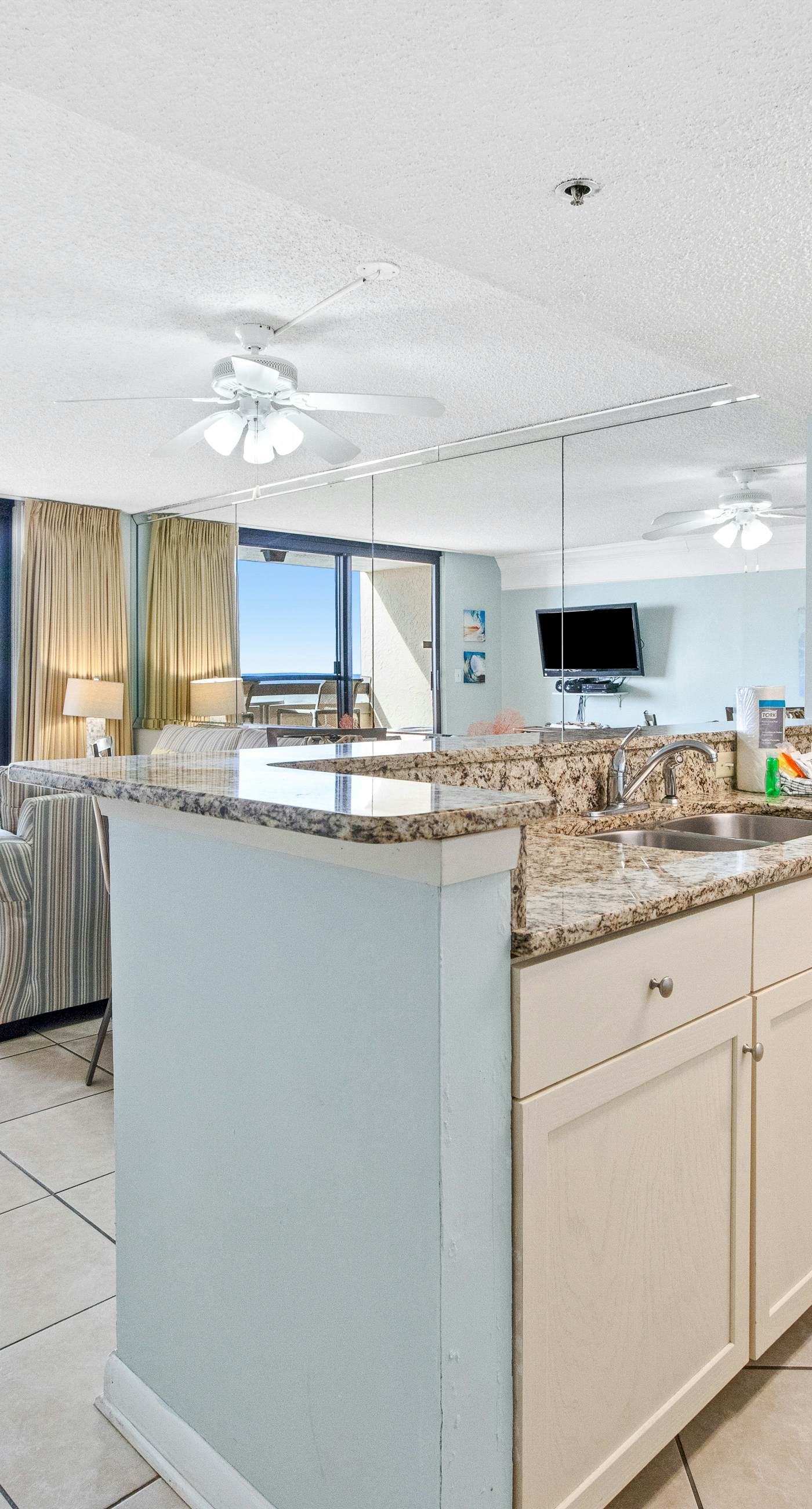 Gorgeous condo w/on-site pool & splash pad - near shops and dining