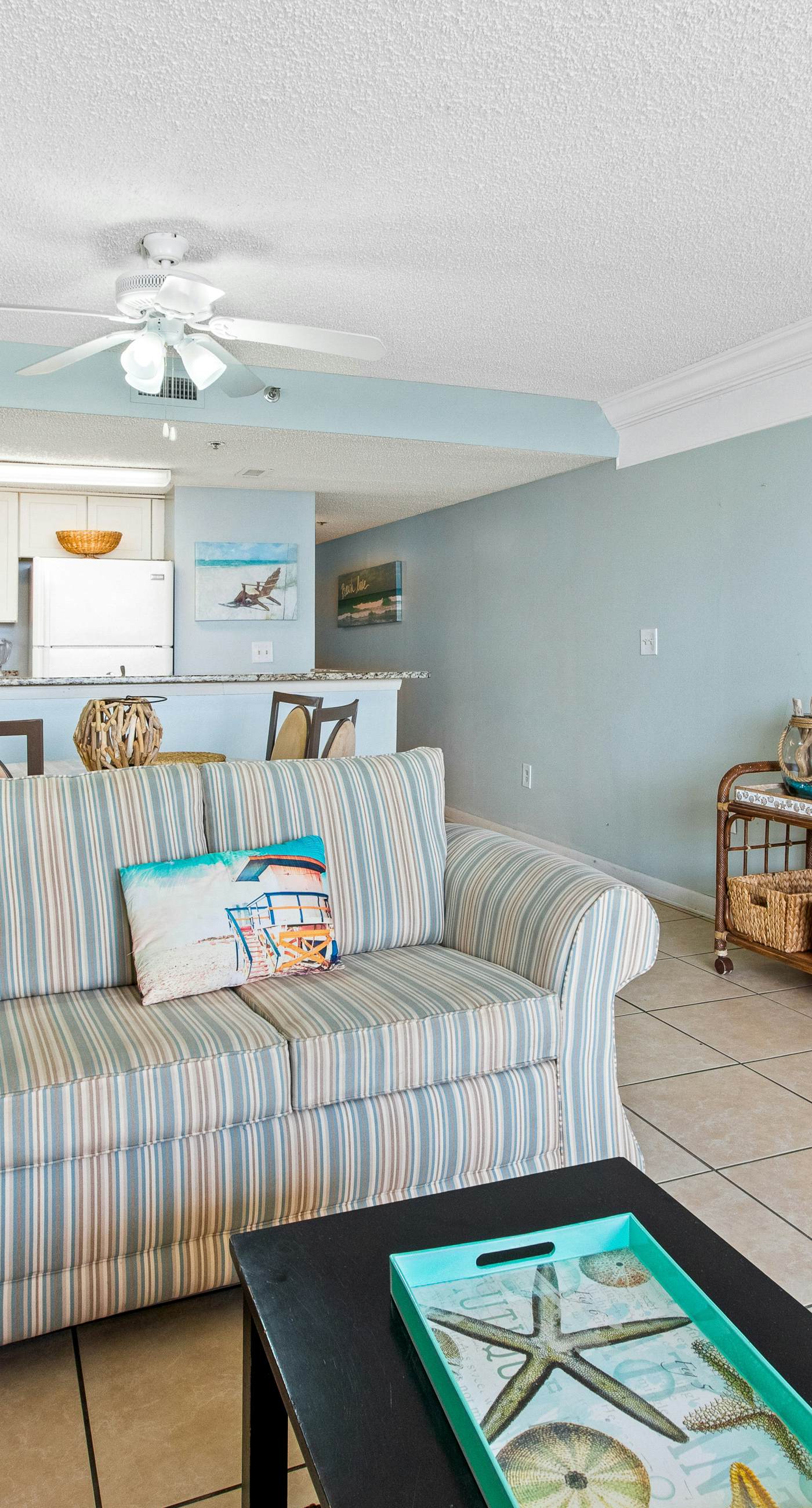 Gorgeous condo w/on-site pool & splash pad - near shops and dining