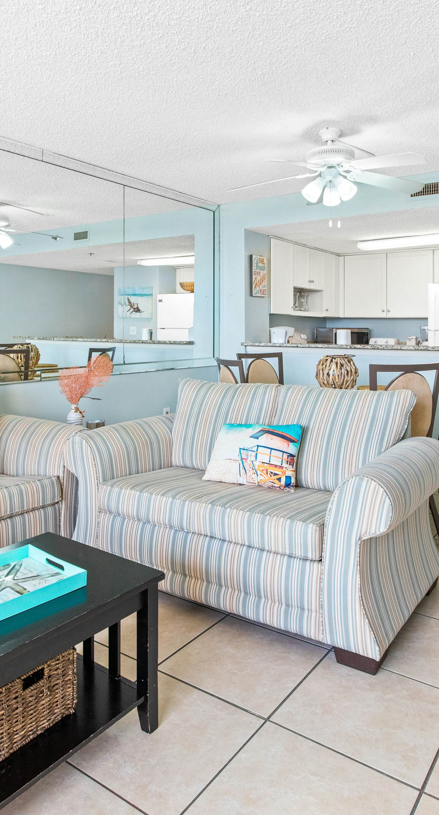 Gorgeous condo w/on-site pool & splash pad - near shops and dining