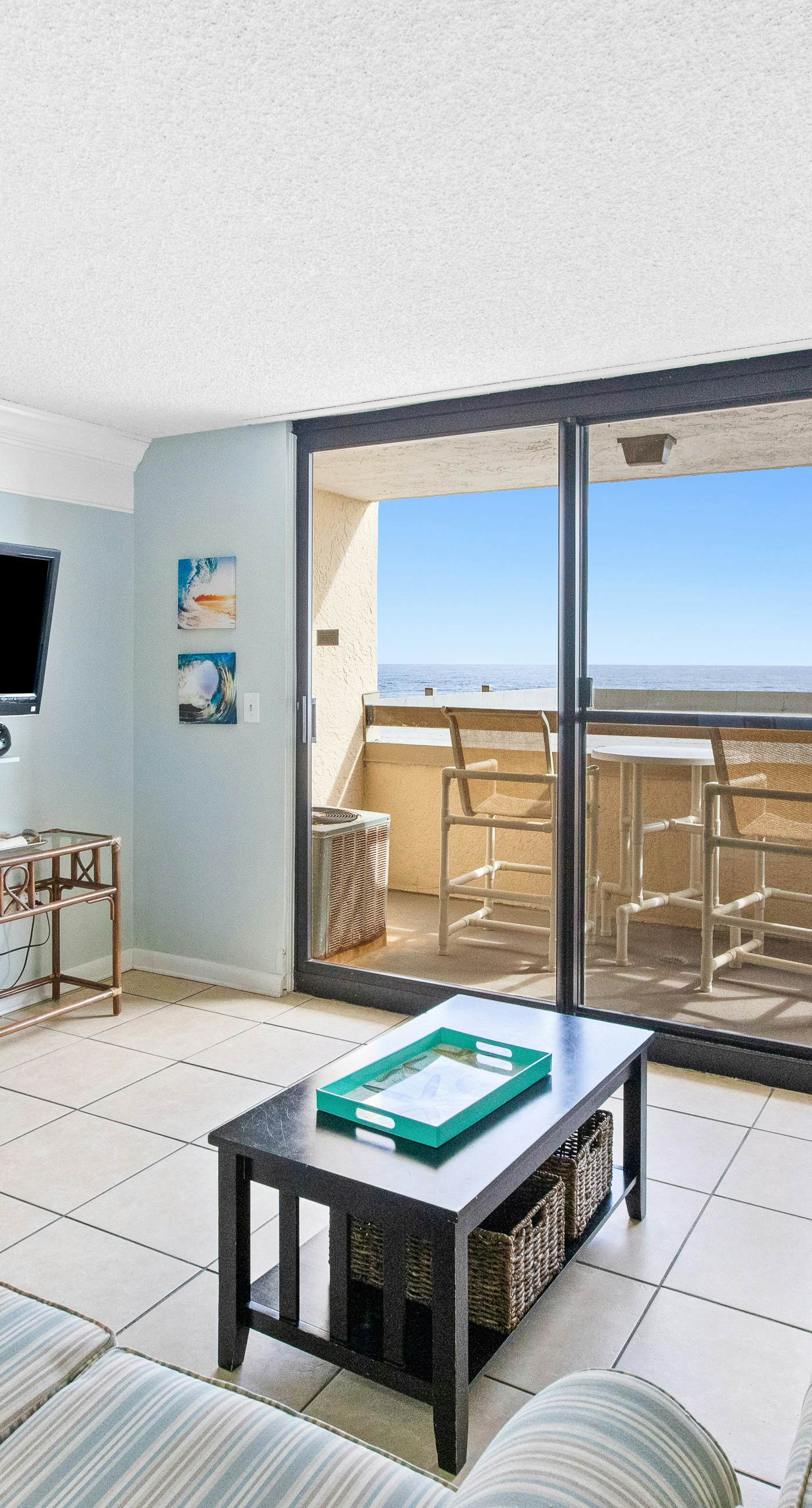 Gorgeous condo w/on-site pool & splash pad - near shops and dining