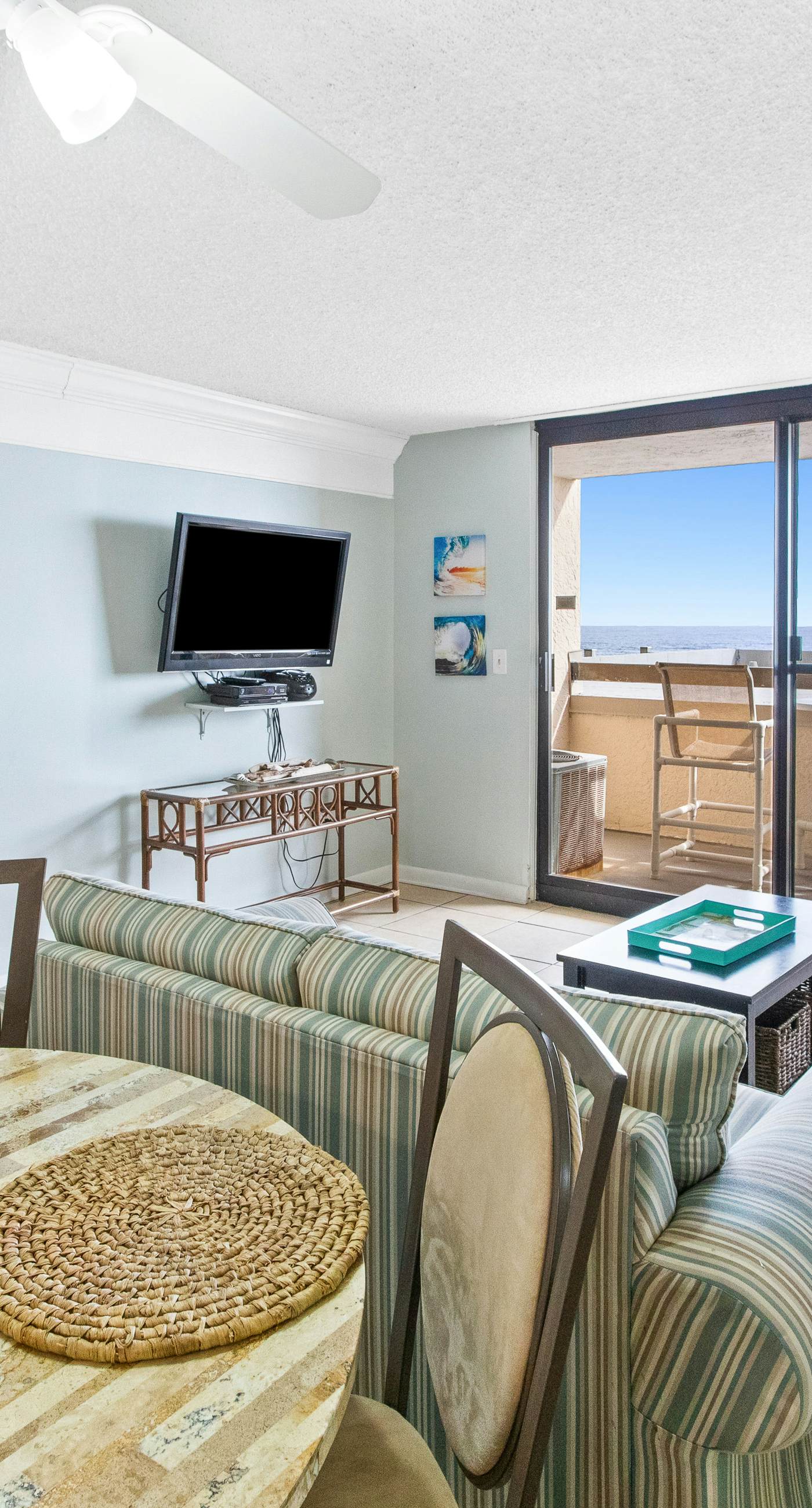 Gorgeous condo w/on-site pool & splash pad - near shops and dining