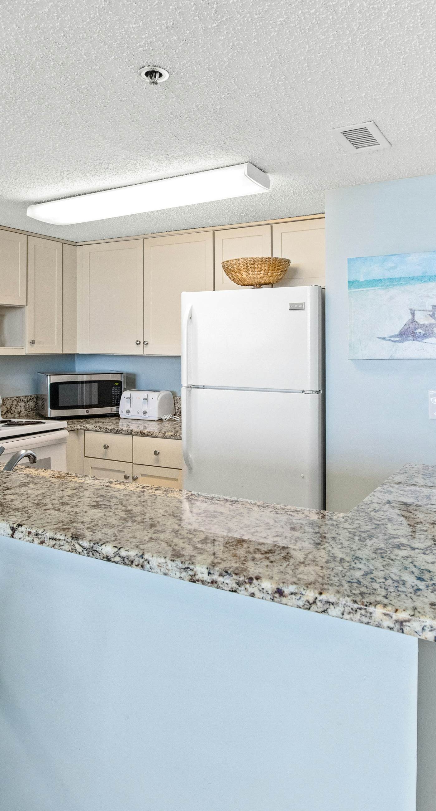 Gorgeous condo w/on-site pool & splash pad - near shops and dining