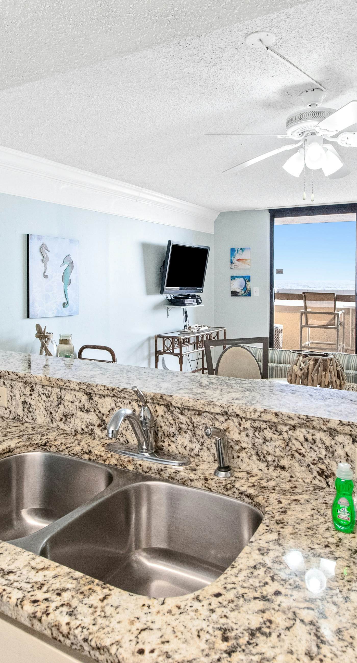 Gorgeous condo w/on-site pool & splash pad - near shops and dining