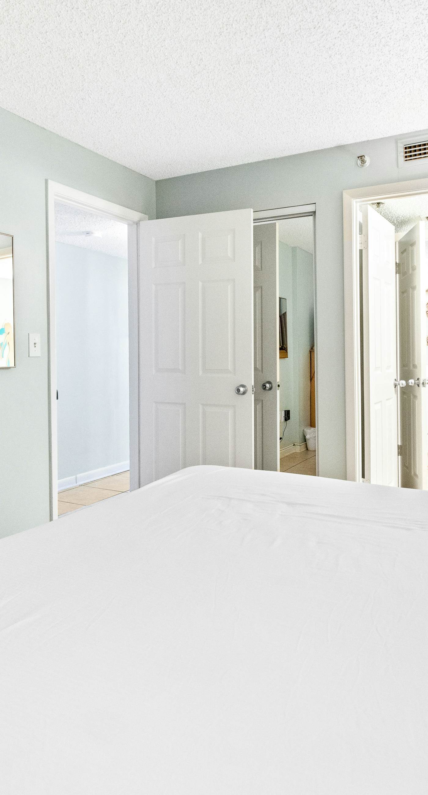 Gorgeous condo w/on-site pool & splash pad - near shops and dining