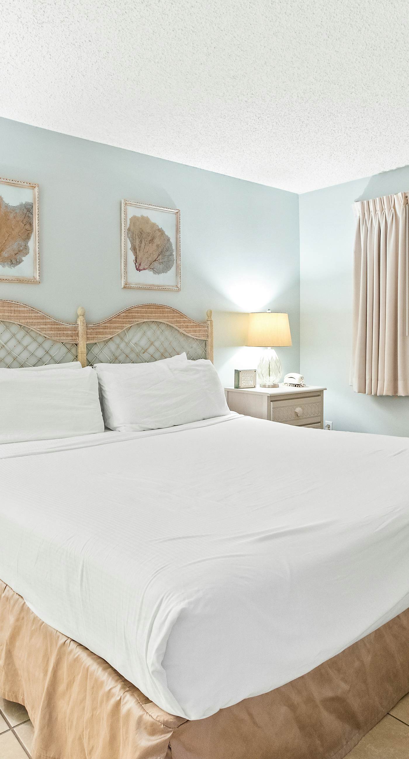 Gorgeous condo w/on-site pool & splash pad - near shops and dining