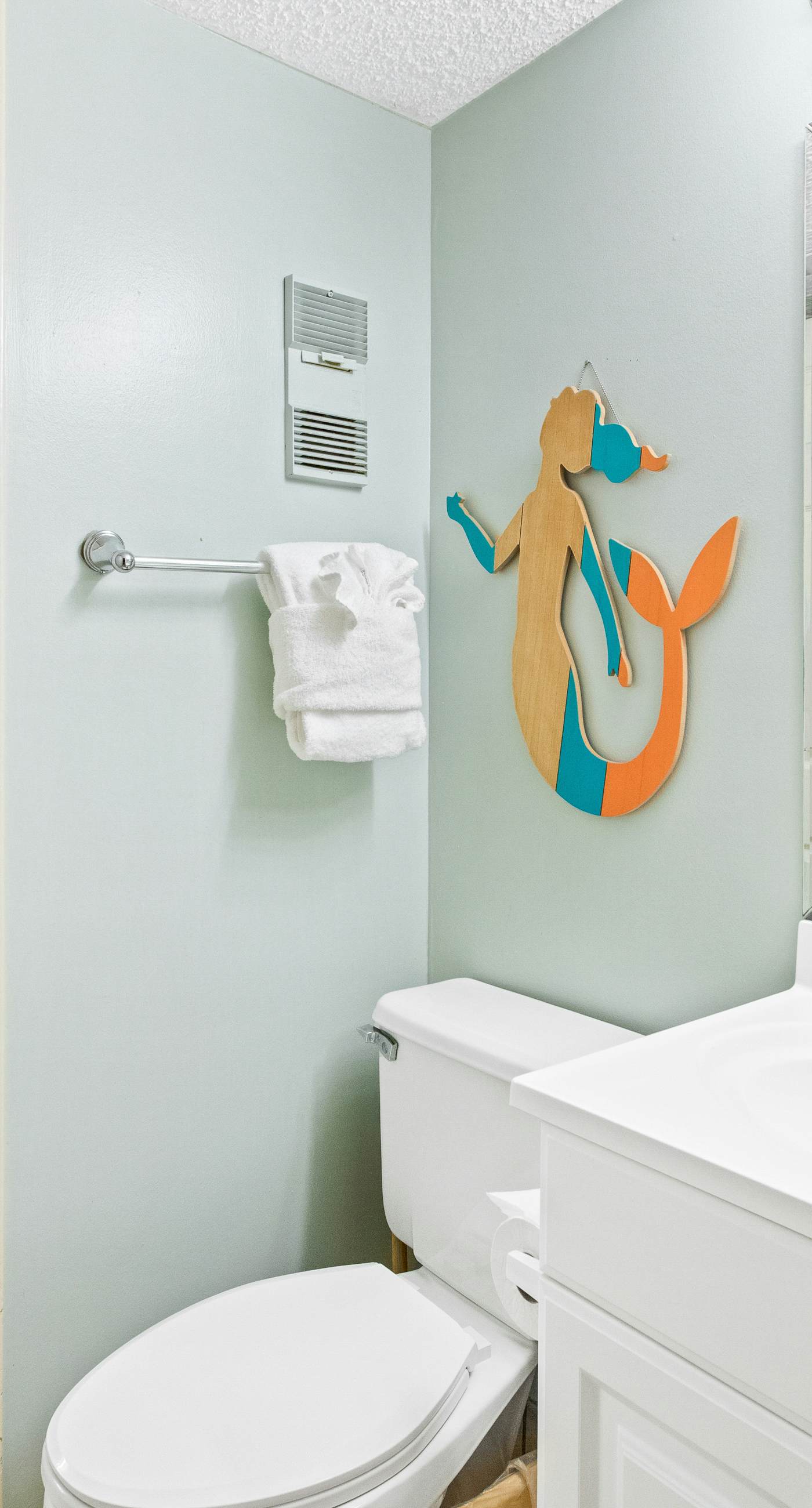 Gorgeous condo w/on-site pool & splash pad - near shops and dining