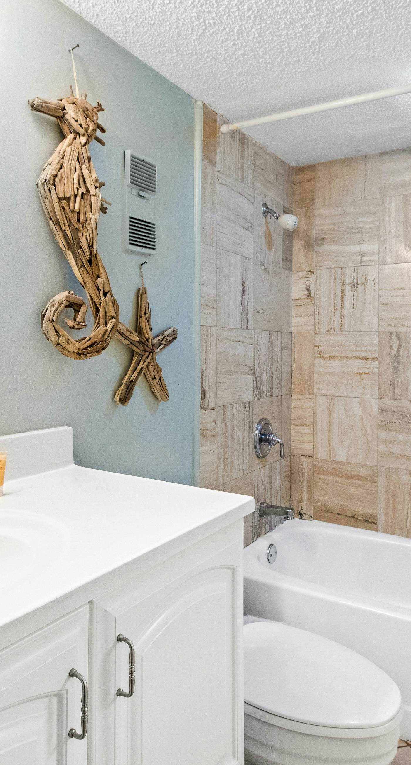 Gorgeous condo w/on-site pool & splash pad - near shops and dining