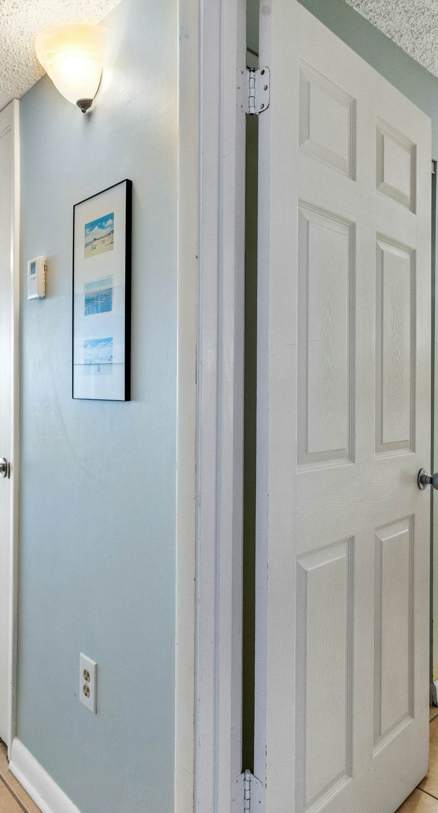 Gorgeous condo w/on-site pool & splash pad - near shops and dining