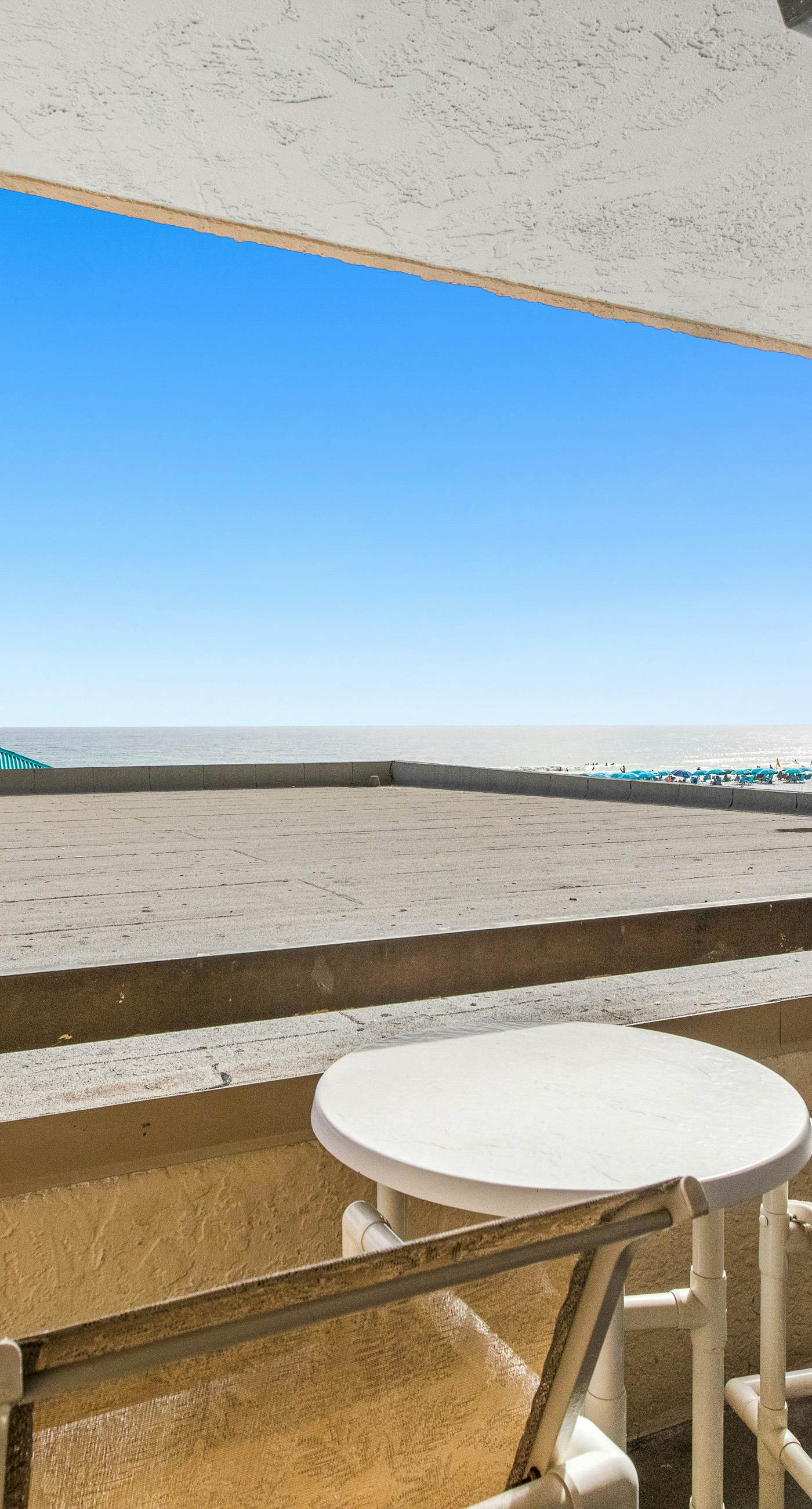 Gorgeous condo w/on-site pool & splash pad - near shops and dining