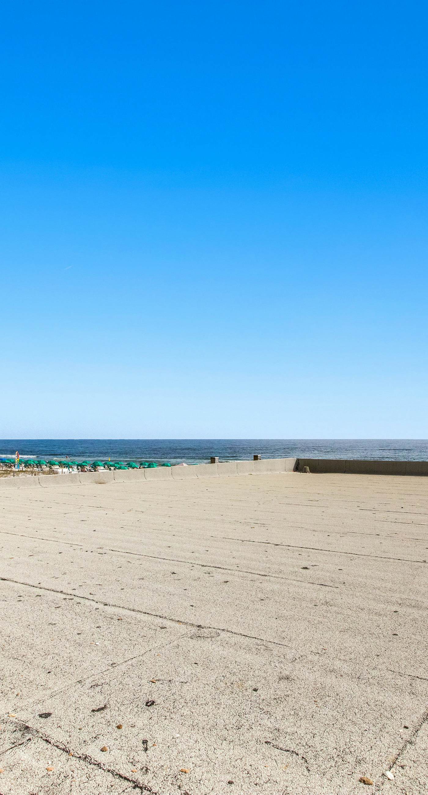 Gorgeous condo w/on-site pool & splash pad - near shops and dining