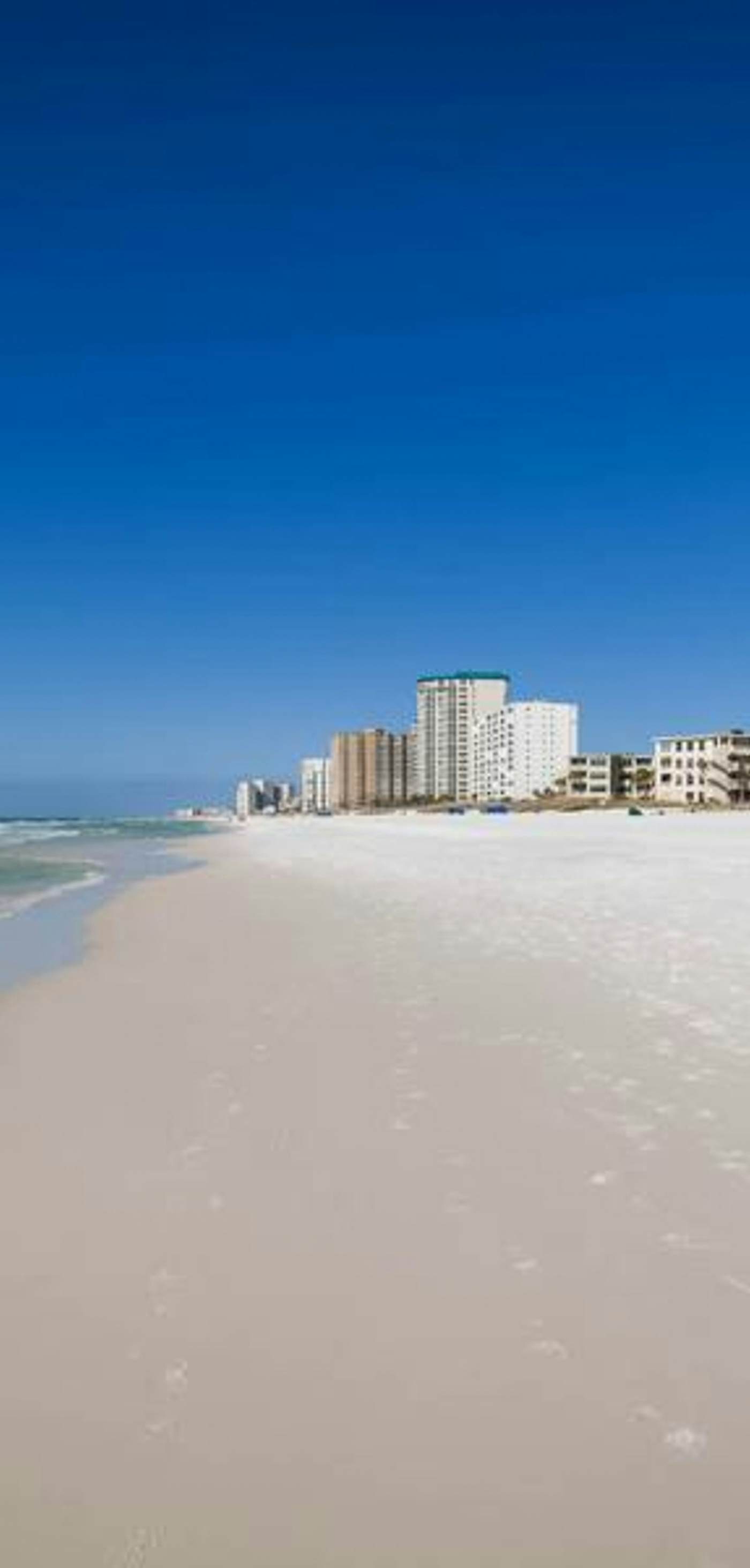 Gorgeous condo w/on-site pool & splash pad - near shops and dining