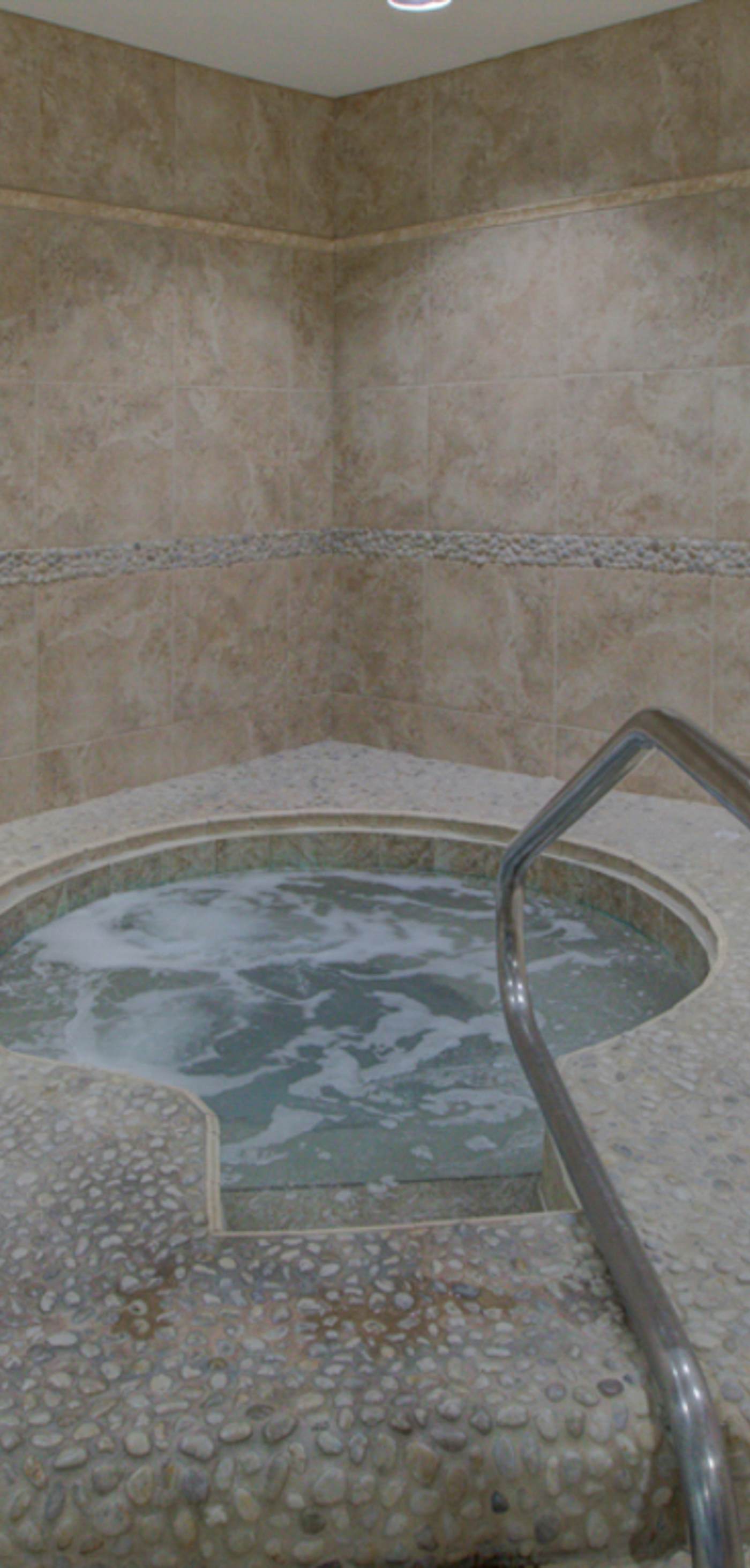 Gorgeous condo w/on-site pool & splash pad - near shops and dining