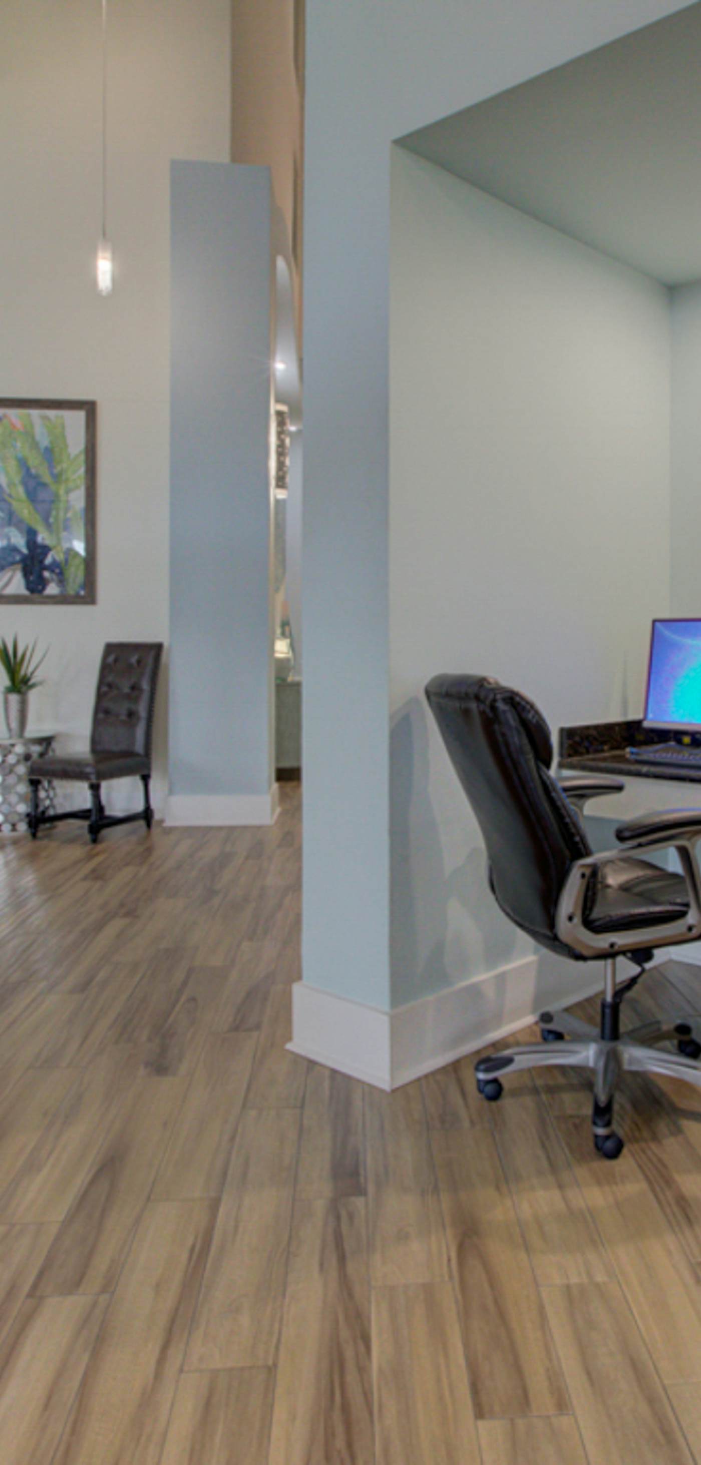 Gorgeous condo w/on-site pool & splash pad - near shops and dining