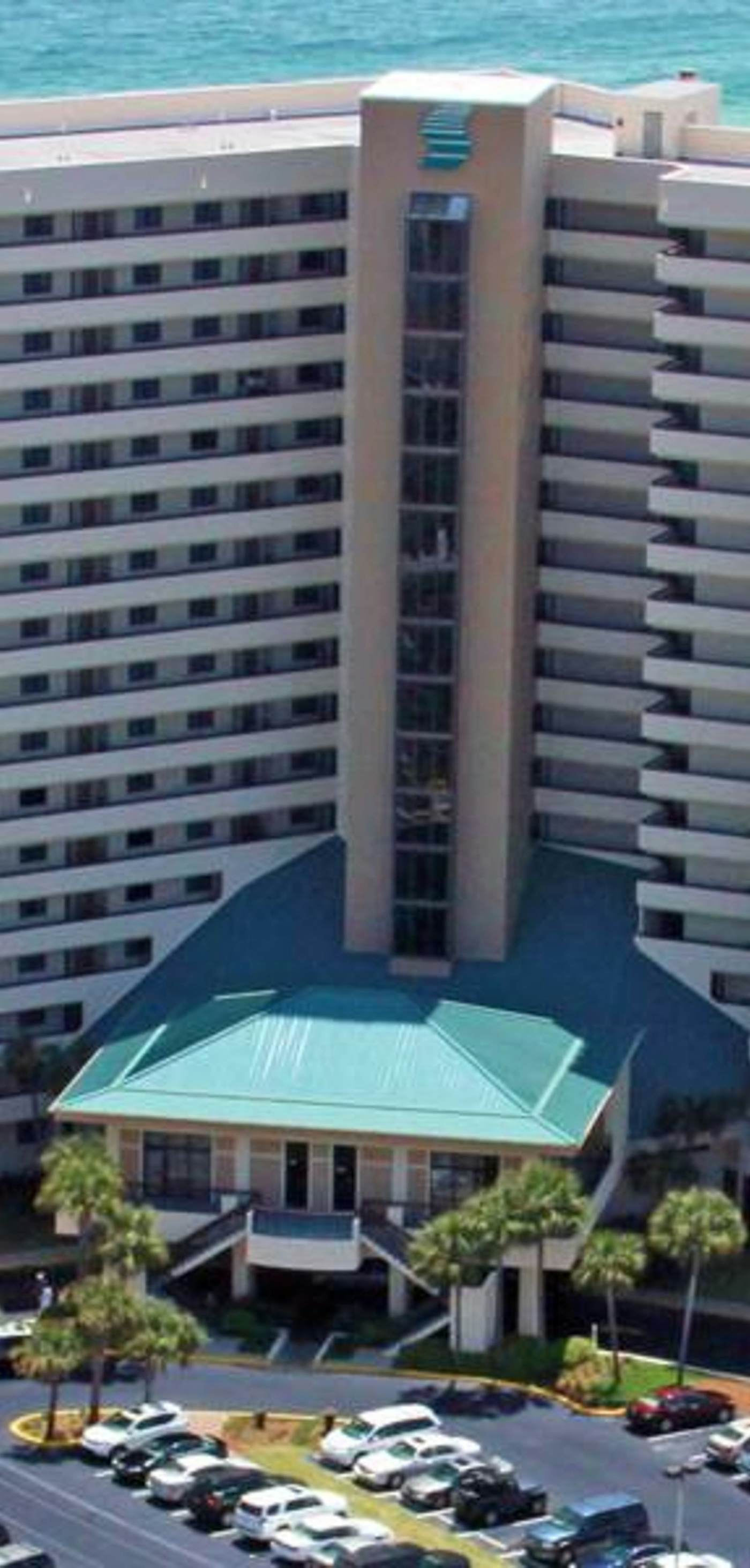 Gorgeous condo w/on-site pool & splash pad - near shops and dining