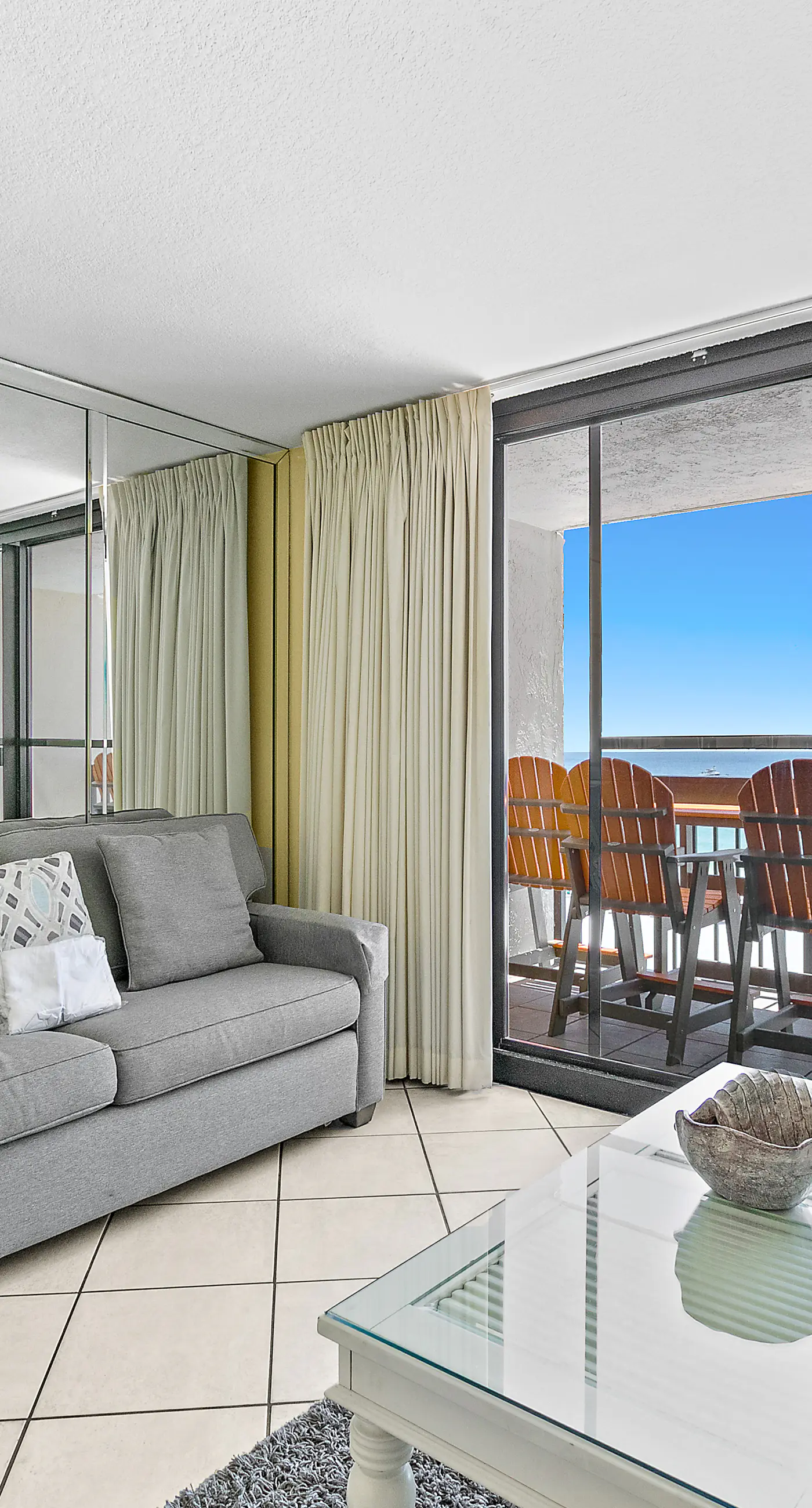 5th floor condo w/splash pad, multiple pools, and on-site bar