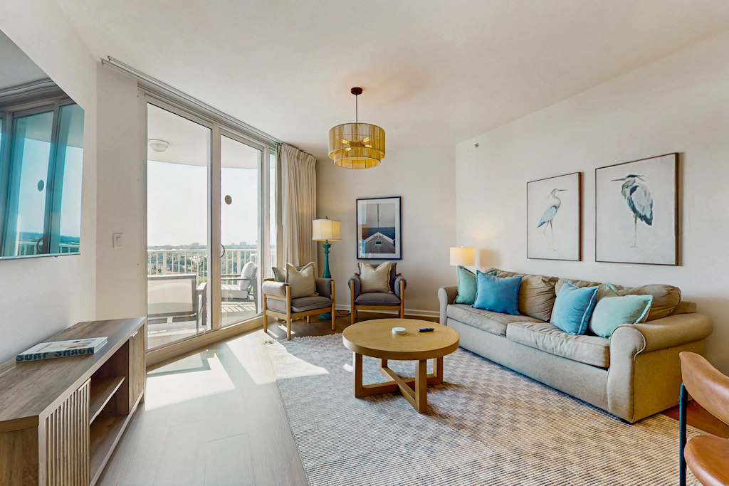 Charming, open unit w/ resort amenities including pool & hot tub, close to gulf