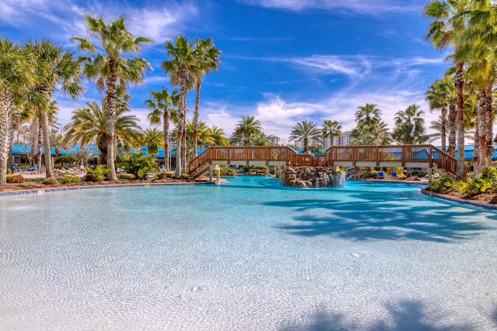 Charming, open unit w/ resort amenities including pool & hot tub, close to gulf