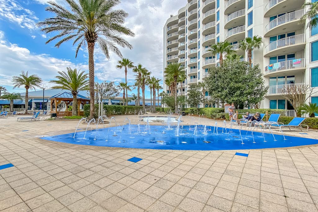 Charming, open unit w/ resort amenities including pool & hot tub, close to gulf
