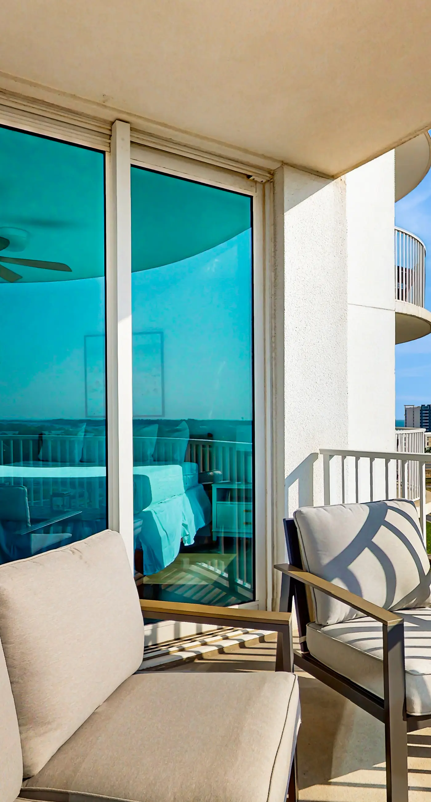 Charming, open unit w/ resort amenities including pool & hot tub, close to gulf