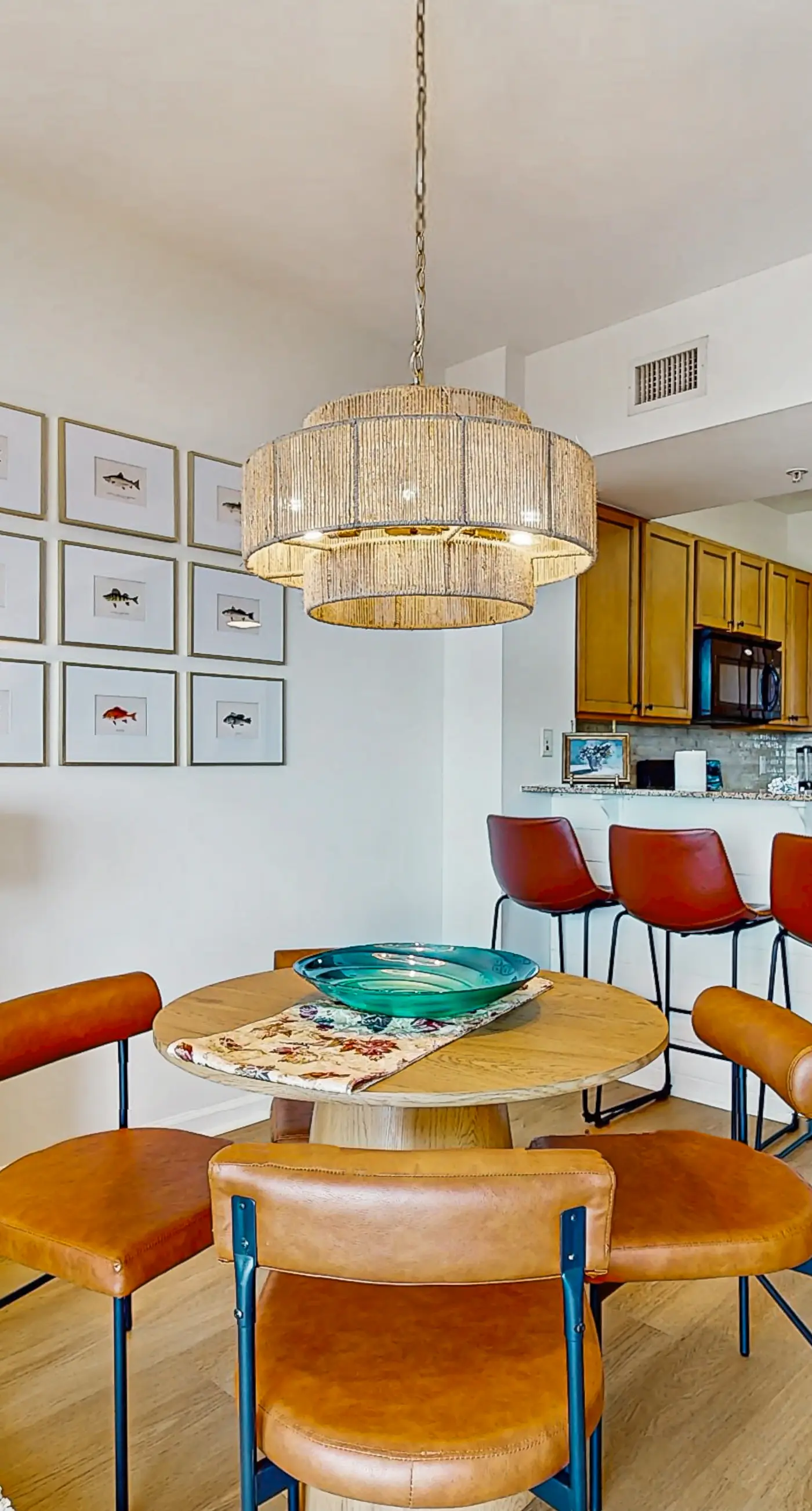 Charming, open unit w/ resort amenities including pool & hot tub, close to gulf