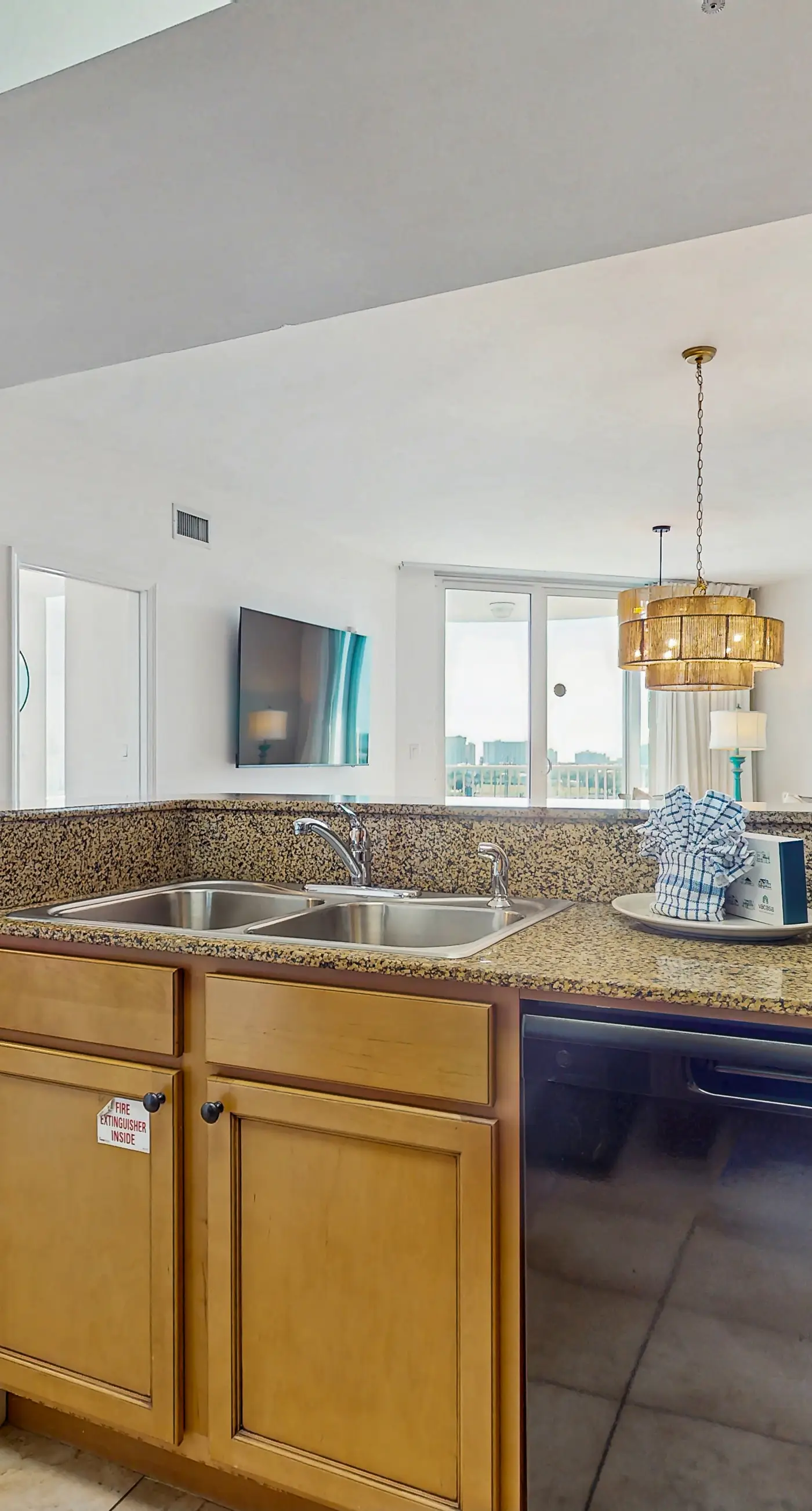 Charming, open unit w/ resort amenities including pool & hot tub, close to gulf