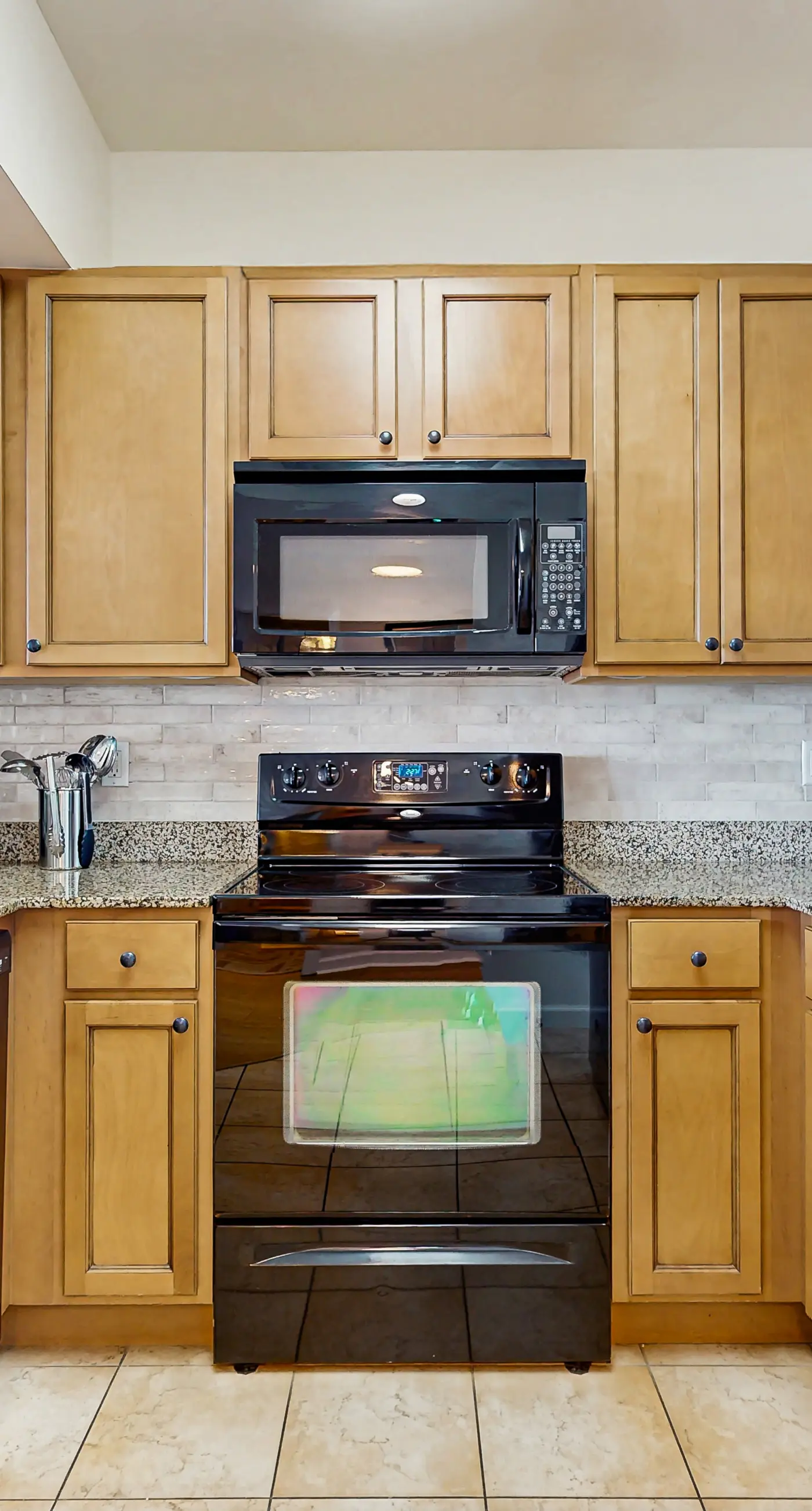 Charming, open unit w/ resort amenities including pool & hot tub, close to gulf