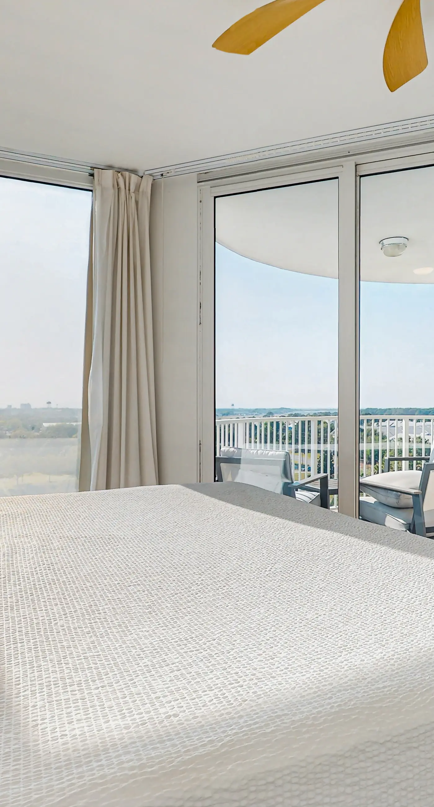 Charming, open unit w/ resort amenities including pool & hot tub, close to gulf