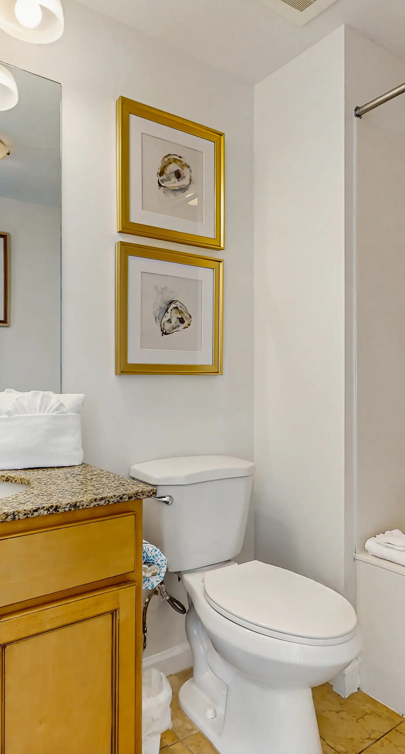 Charming, open unit w/ resort amenities including pool & hot tub, close to gulf