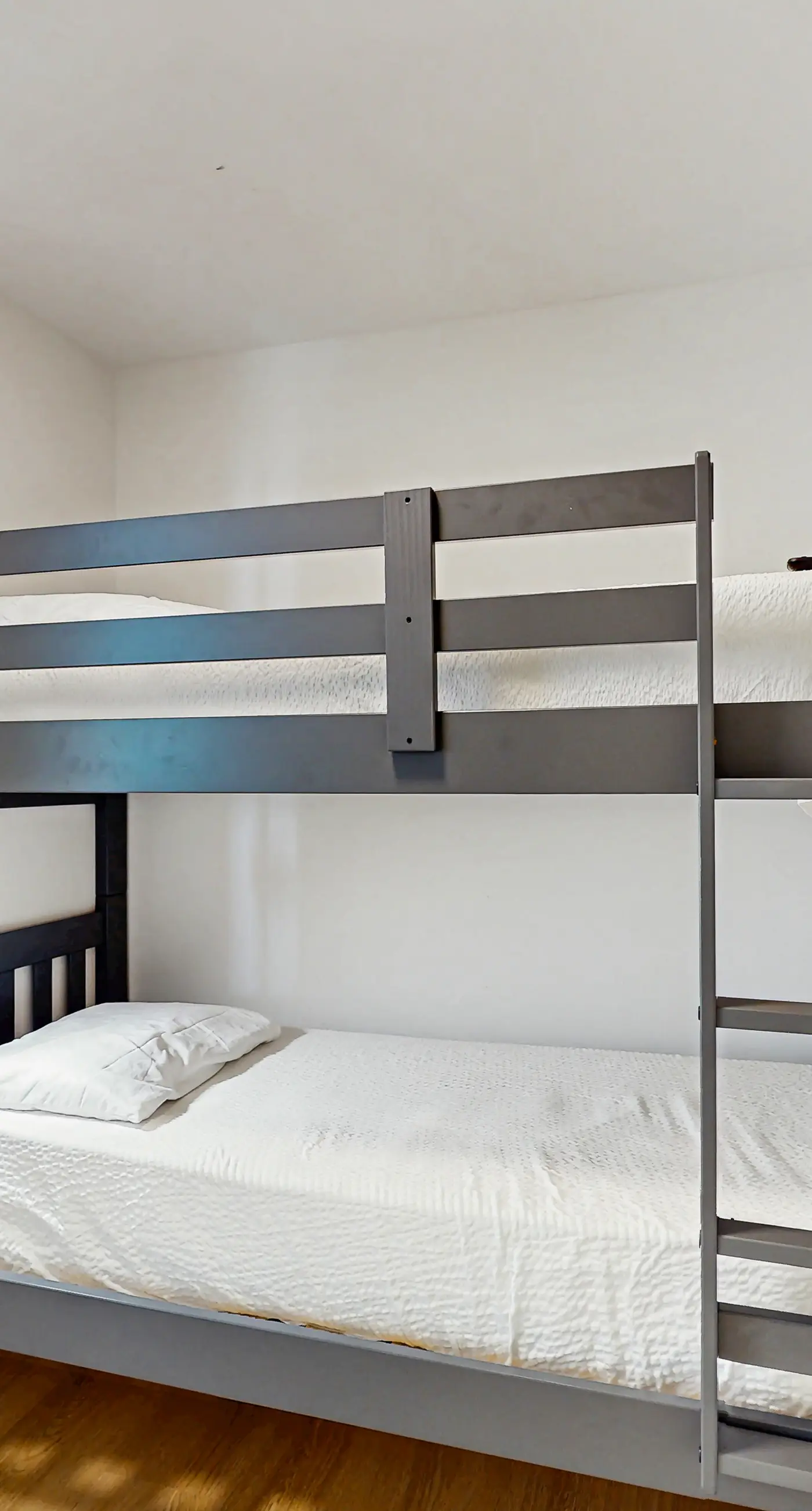 Charming, open unit w/ resort amenities including pool & hot tub, close to gulf