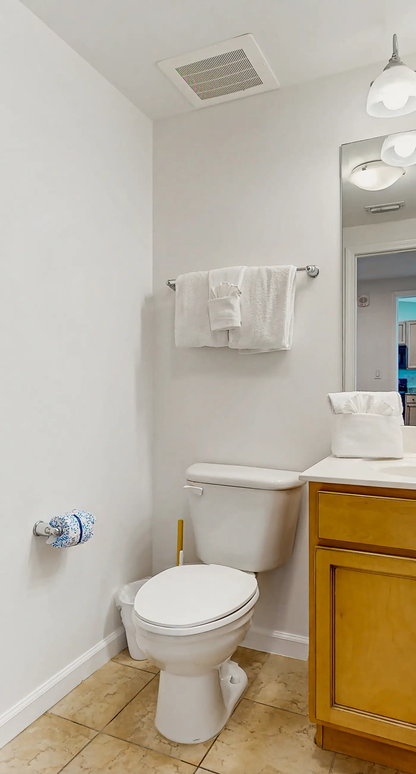 Charming, open unit w/ resort amenities including pool & hot tub, close to gulf