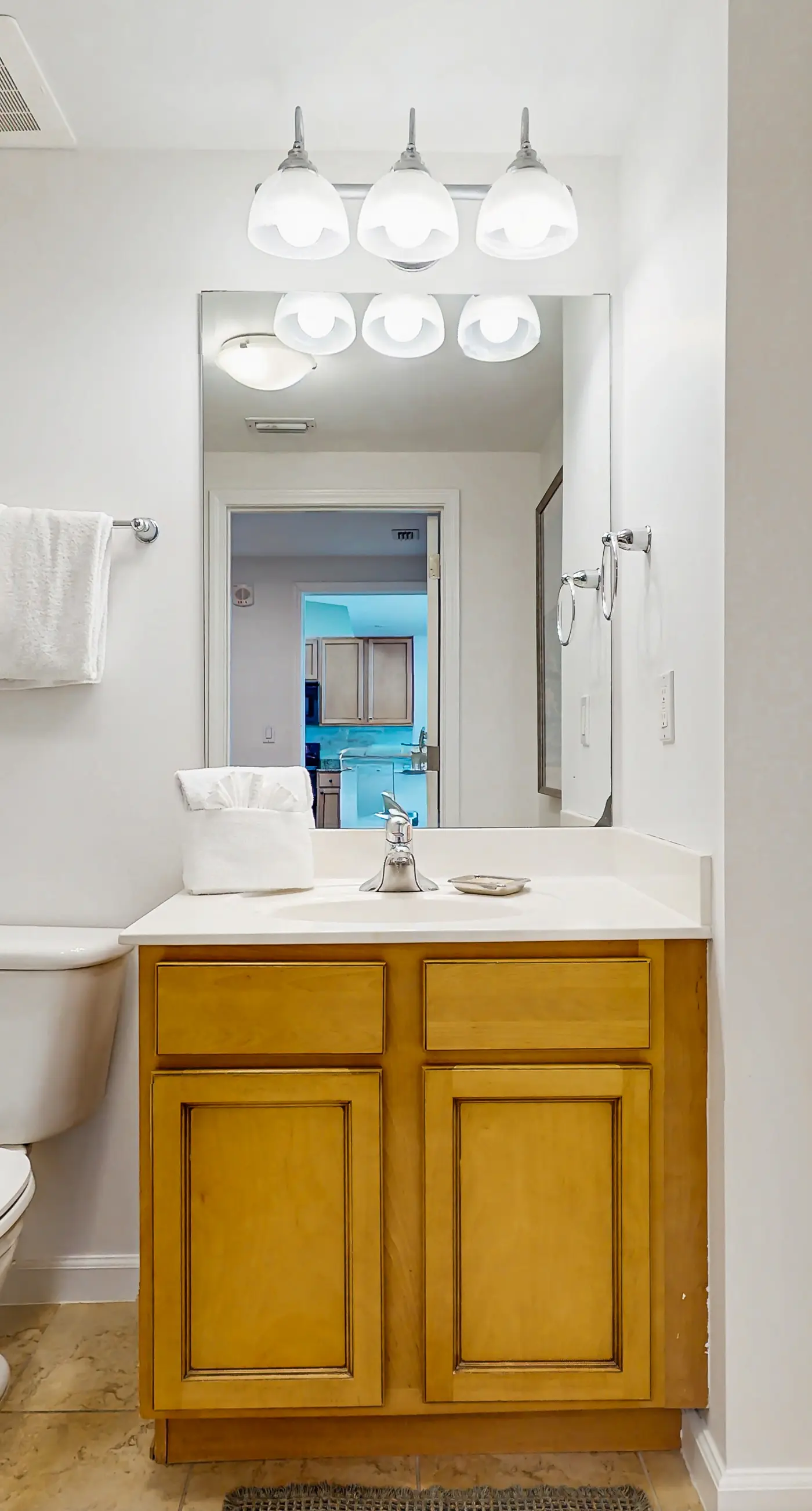 Charming, open unit w/ resort amenities including pool & hot tub, close to gulf