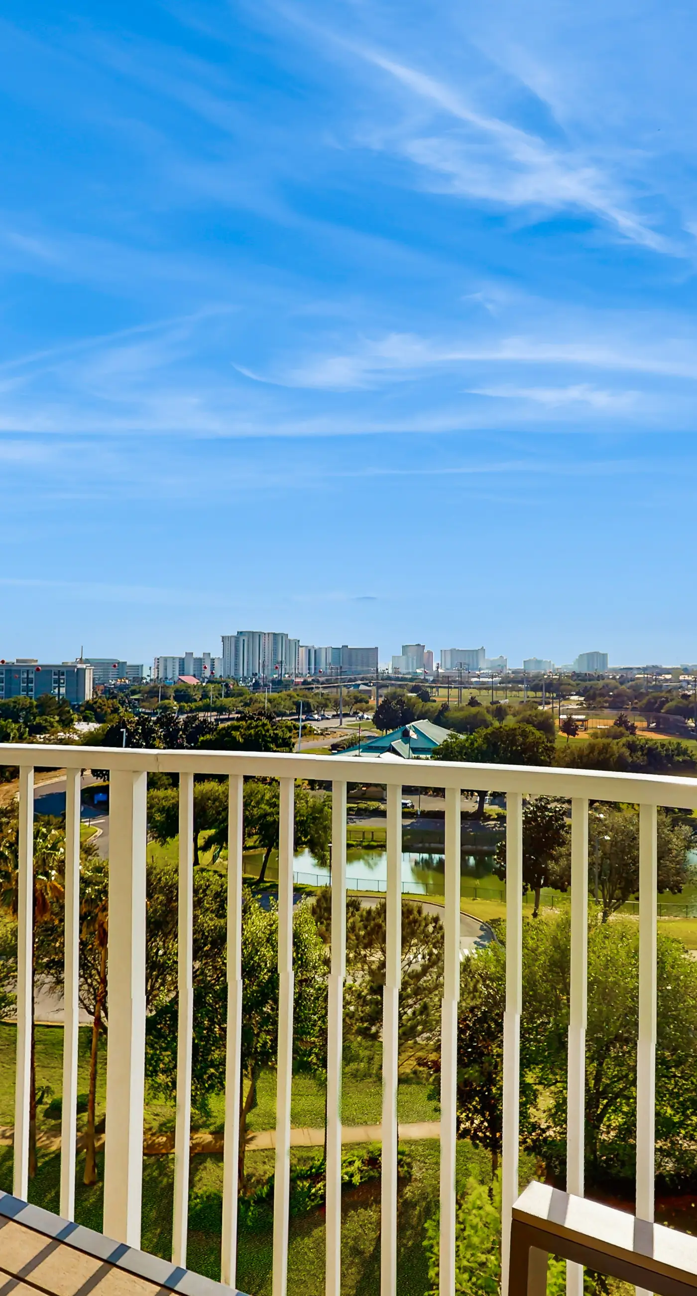 Charming, open unit w/ resort amenities including pool & hot tub, close to gulf