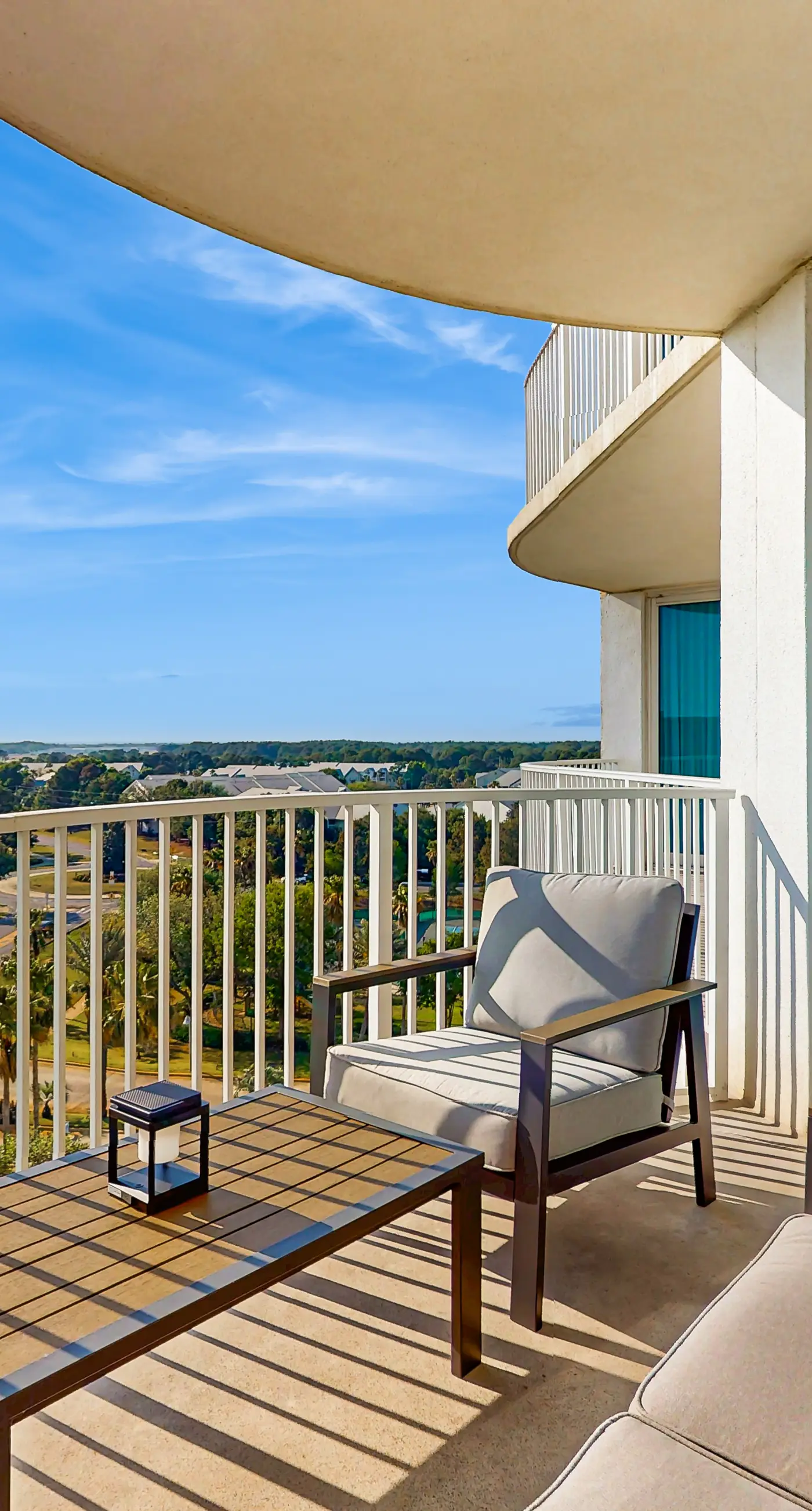 Charming, open unit w/ resort amenities including pool & hot tub, close to gulf