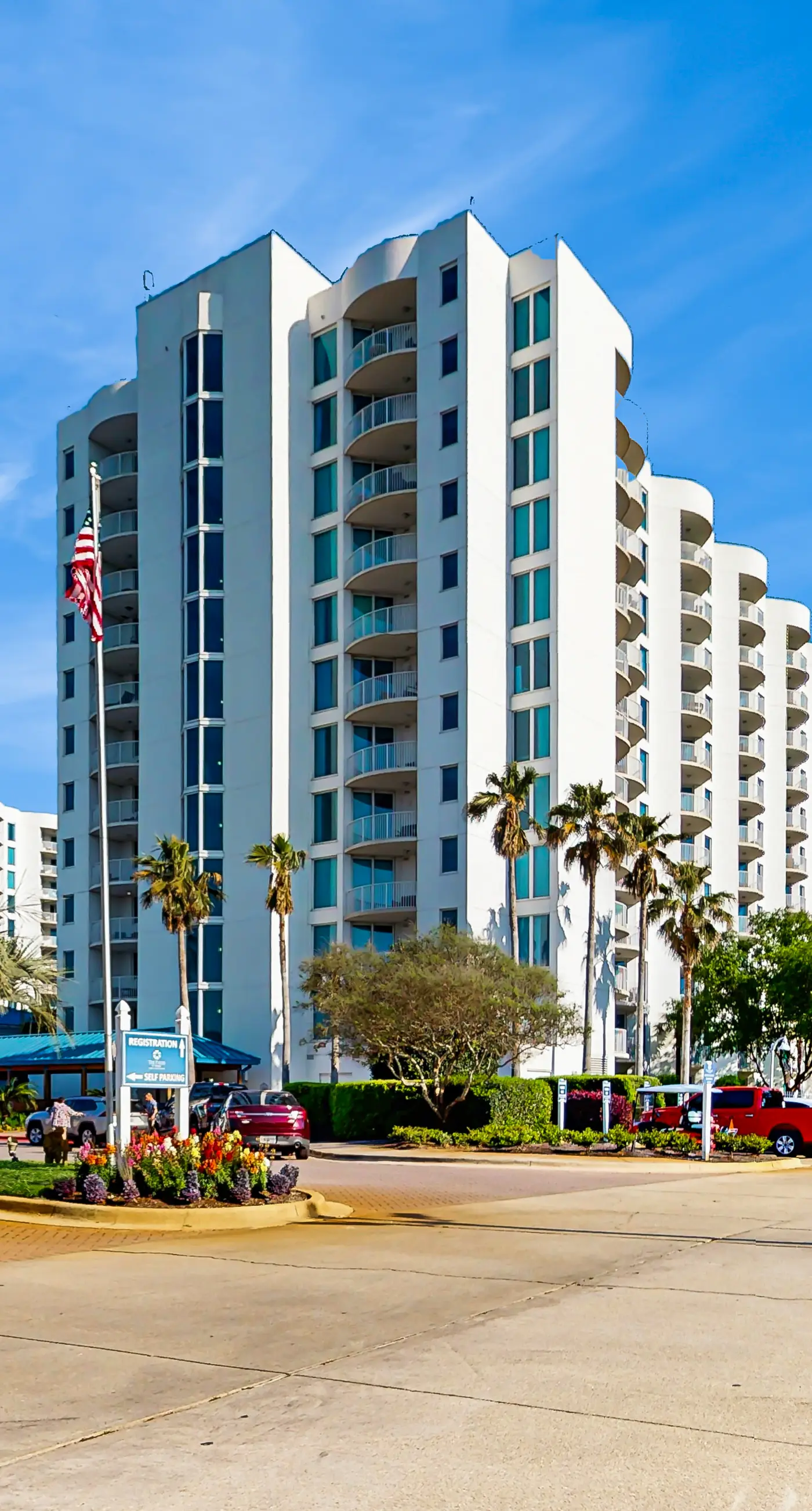 Charming, open unit w/ resort amenities including pool & hot tub, close to gulf