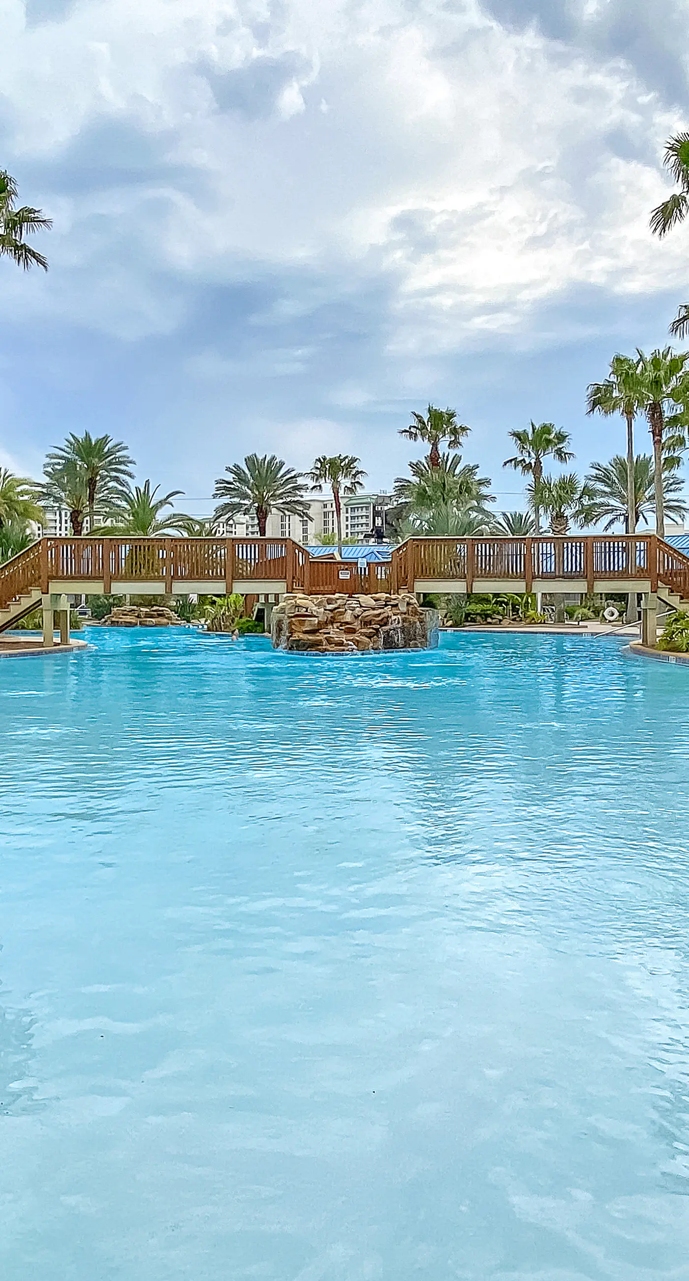 Charming, open unit w/ resort amenities including pool & hot tub, close to gulf