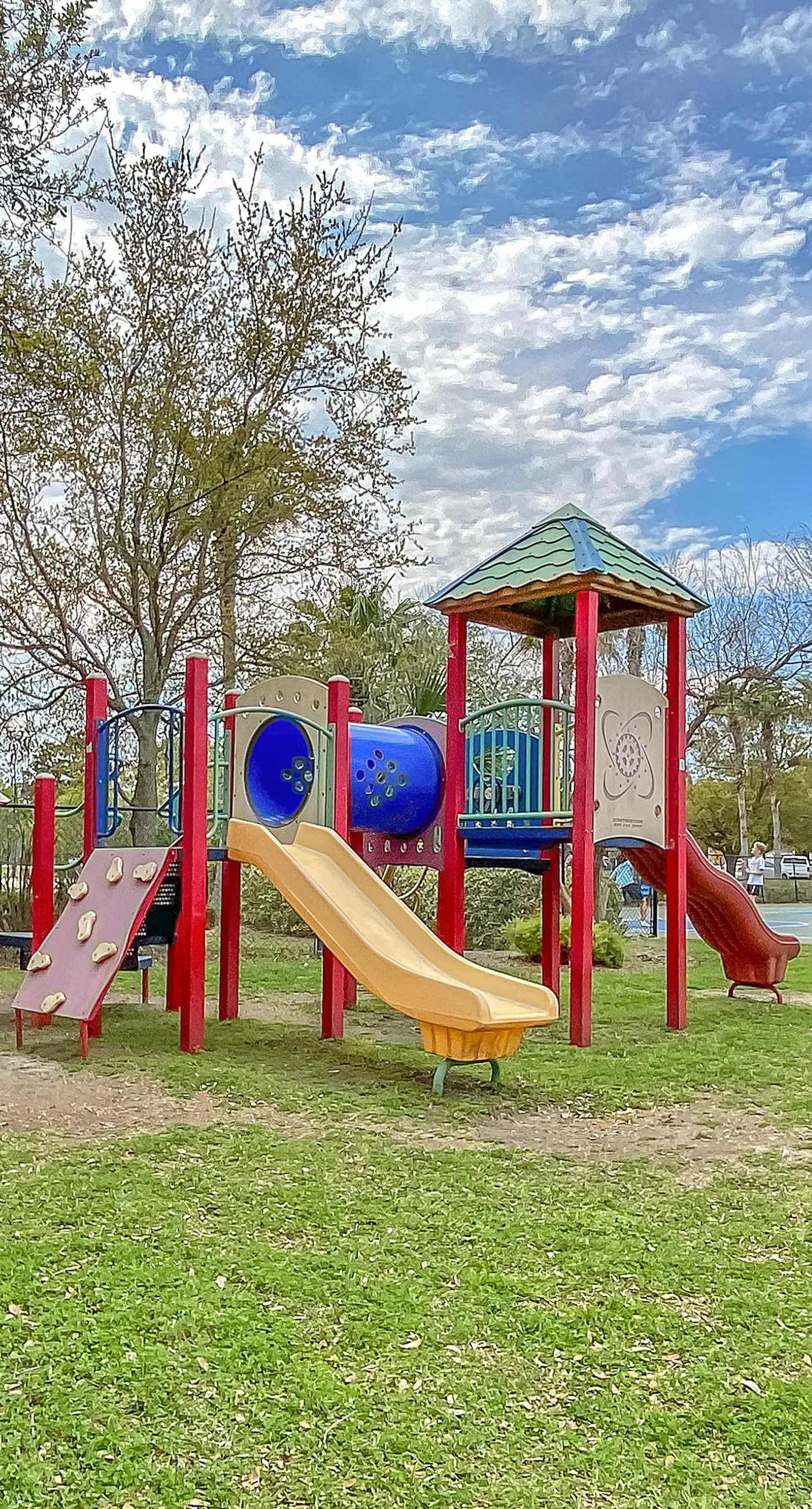 Charming, open unit w/ resort amenities including pool & hot tub, close to gulf