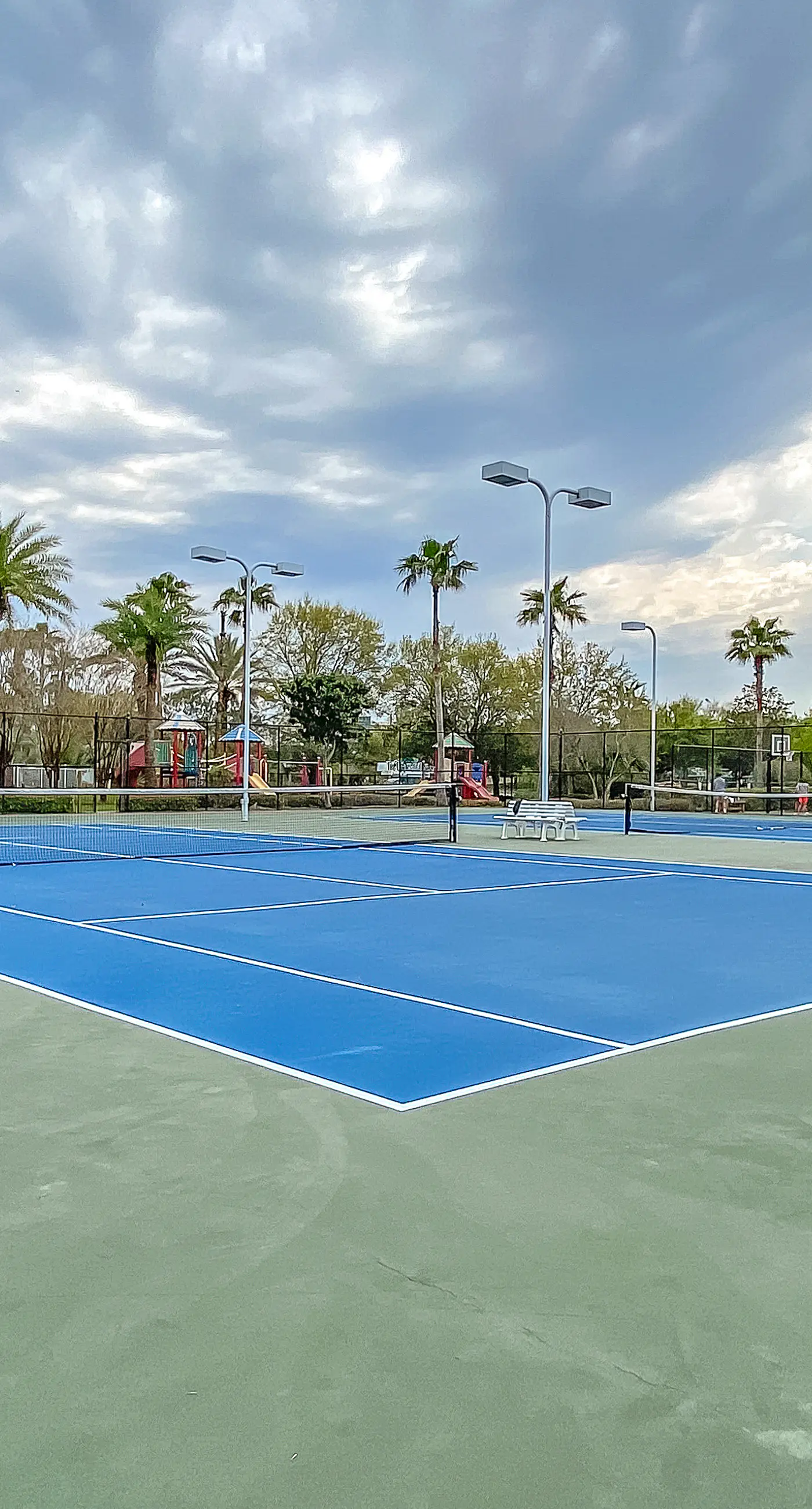 Charming, open unit w/ resort amenities including pool & hot tub, close to gulf