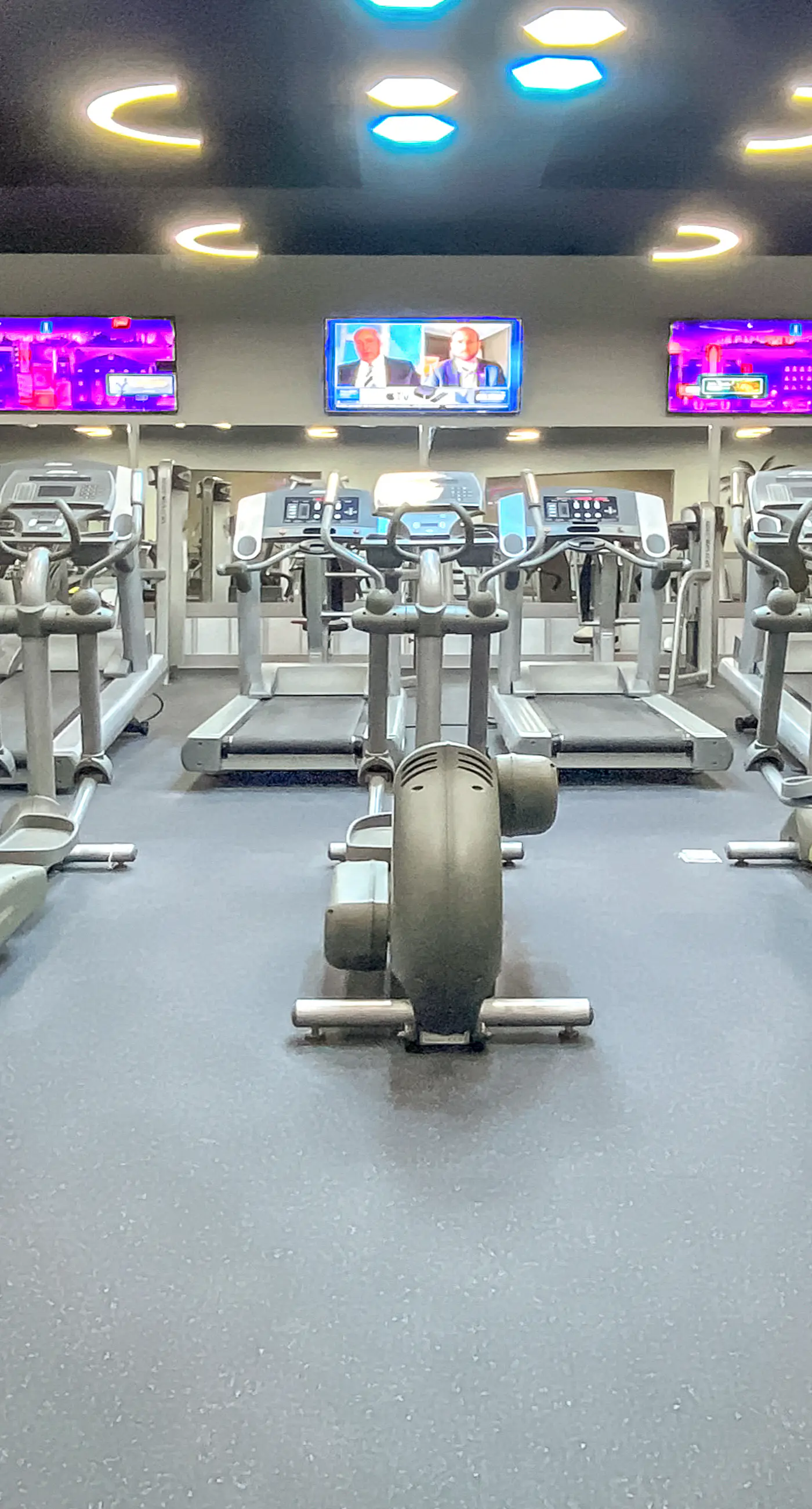 Charming, open unit w/ resort amenities including pool & hot tub, close to gulf