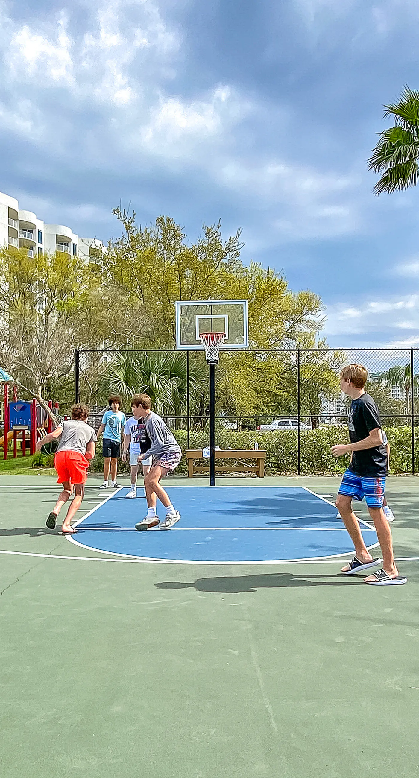 Charming, open unit w/ resort amenities including pool & hot tub, close to gulf