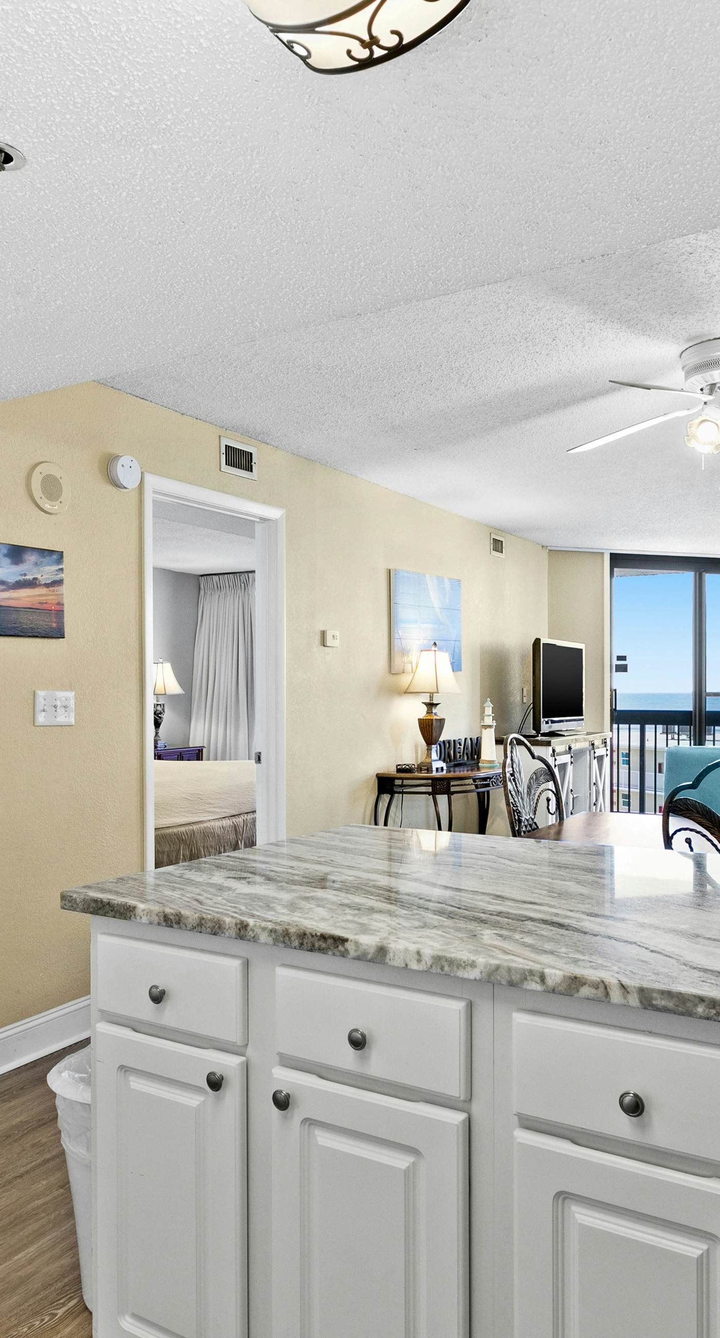 Lovely Sixth-Floor Condo, with Shared Splash Pad, Multiple Pools, & Hot Tub