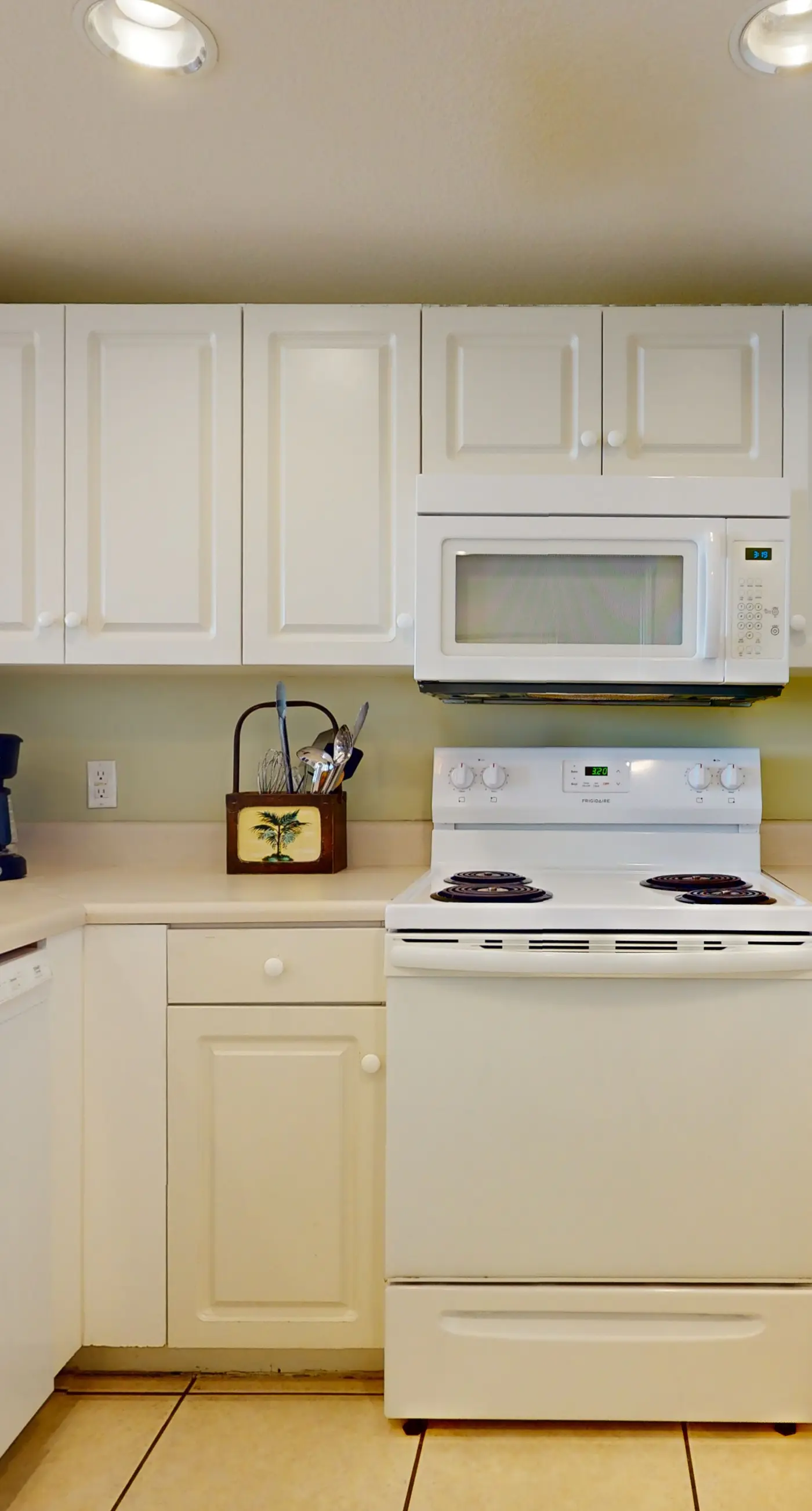 Airy Beachfront Condo w/Shared Outdoor Pool, Central A/C, Free WiFi