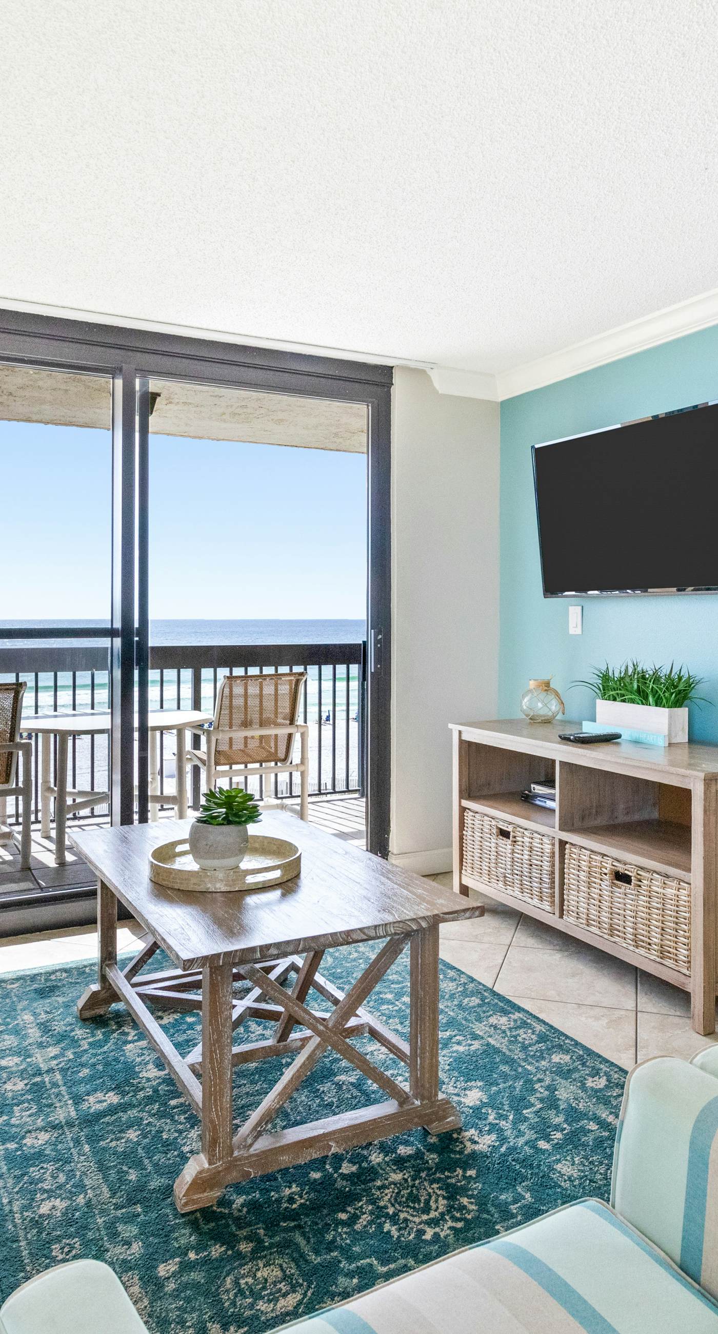 4th Floor Welcoming Condo, On-site pool w/ bar & restaurant