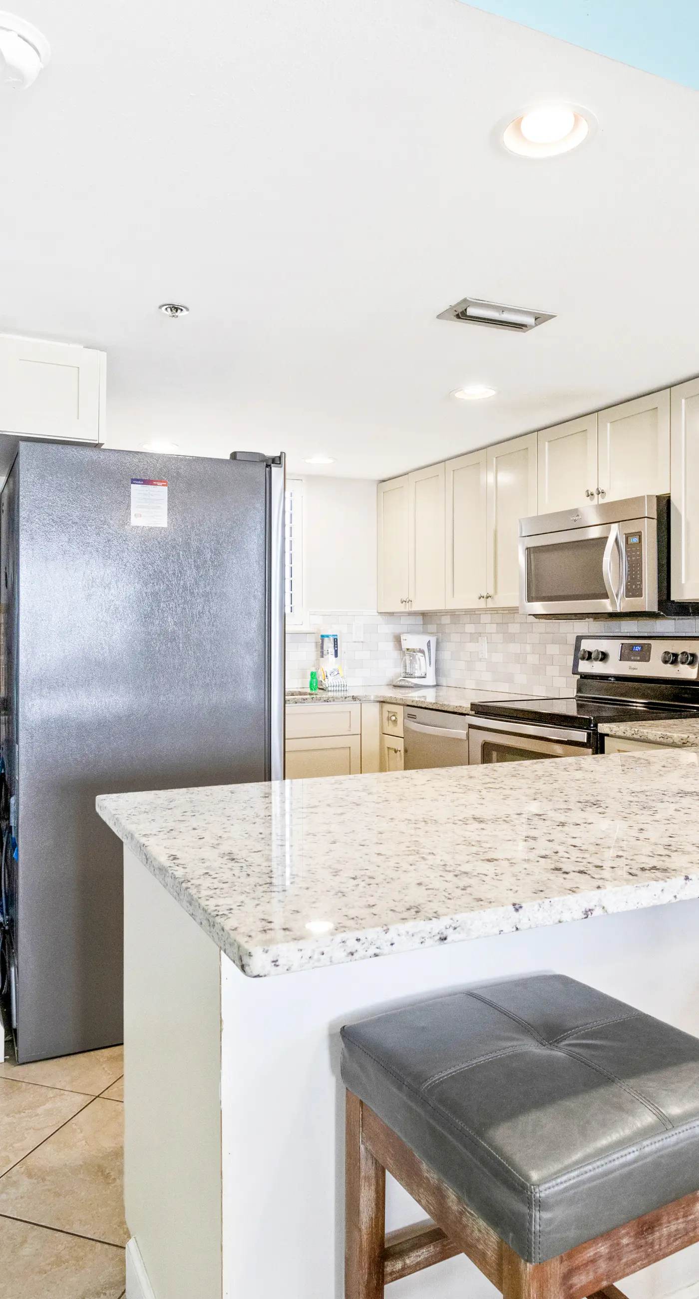 4th Floor Welcoming Condo, On-site pool w/ bar & restaurant