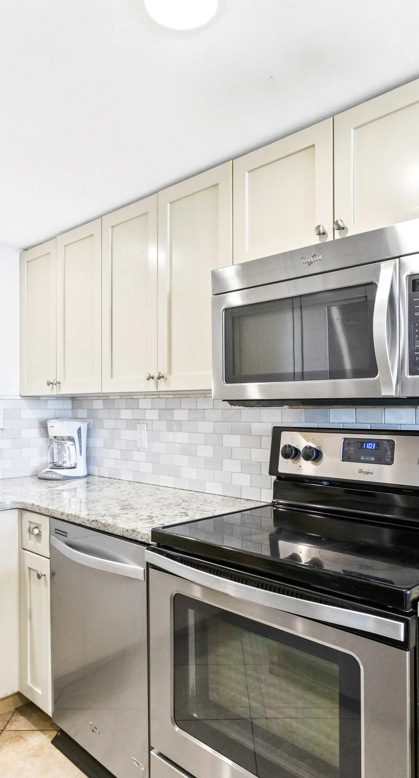 4th Floor Welcoming Condo, On-site pool w/ bar & restaurant