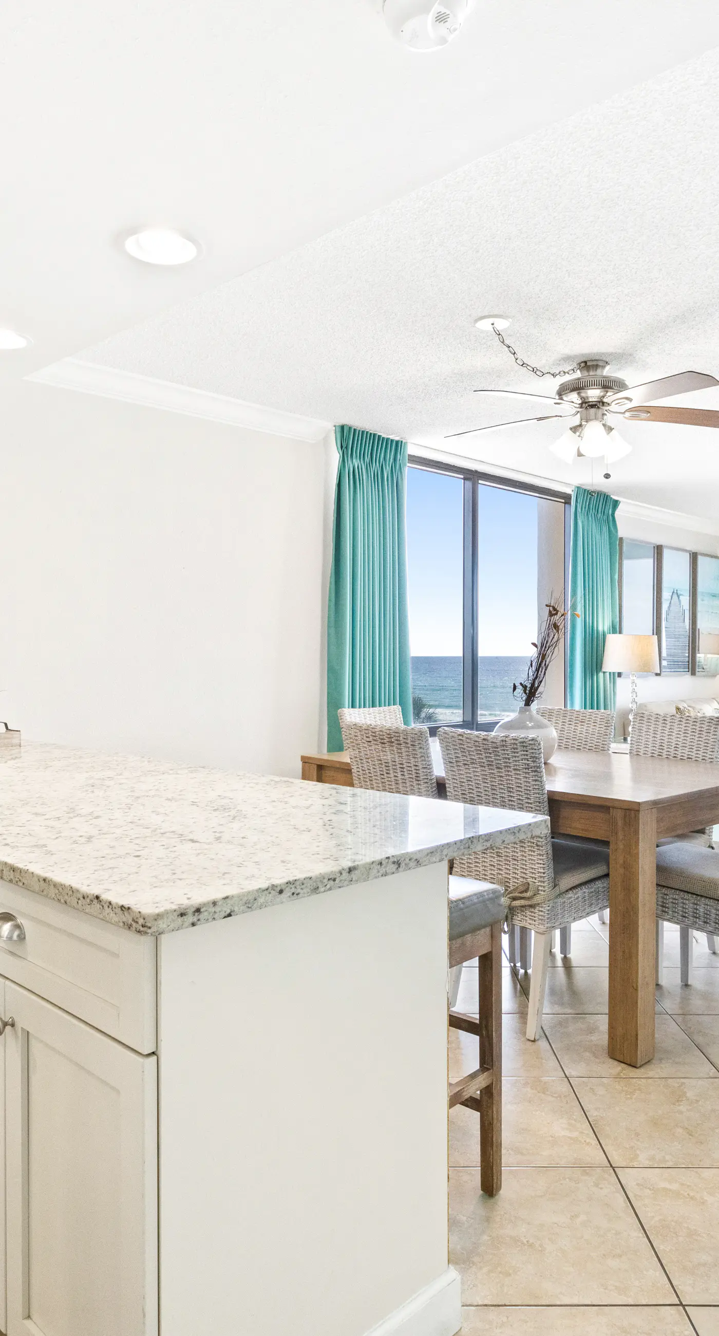 4th Floor Welcoming Condo, On-site pool w/ bar & restaurant