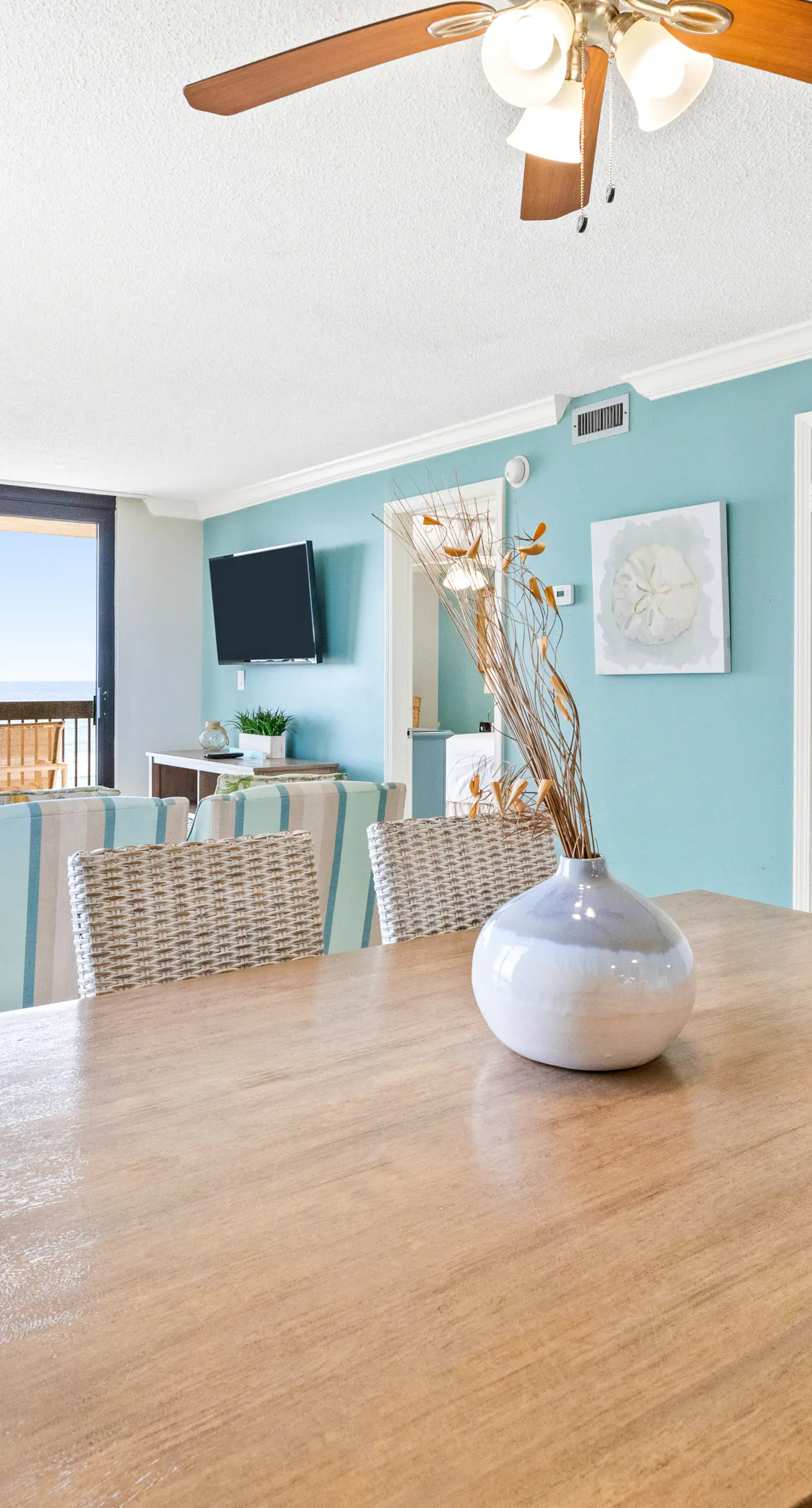 4th Floor Welcoming Condo, On-site pool w/ bar & restaurant
